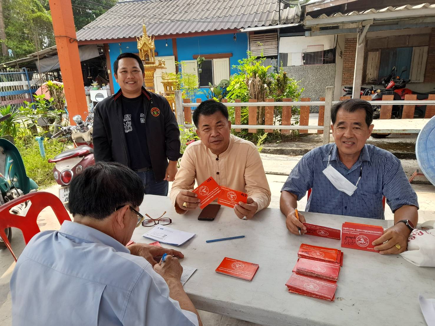 พัฒนาการจังหวัดนครนายก ลงพื้นที่ติดตามการดำเนินงานกลุ่มออมทรัพย์เพื่อการผลิต บ.เขาทุเรียน ม.5 ต.เขาพระ อ.เมืองฯ จ.นครนายก