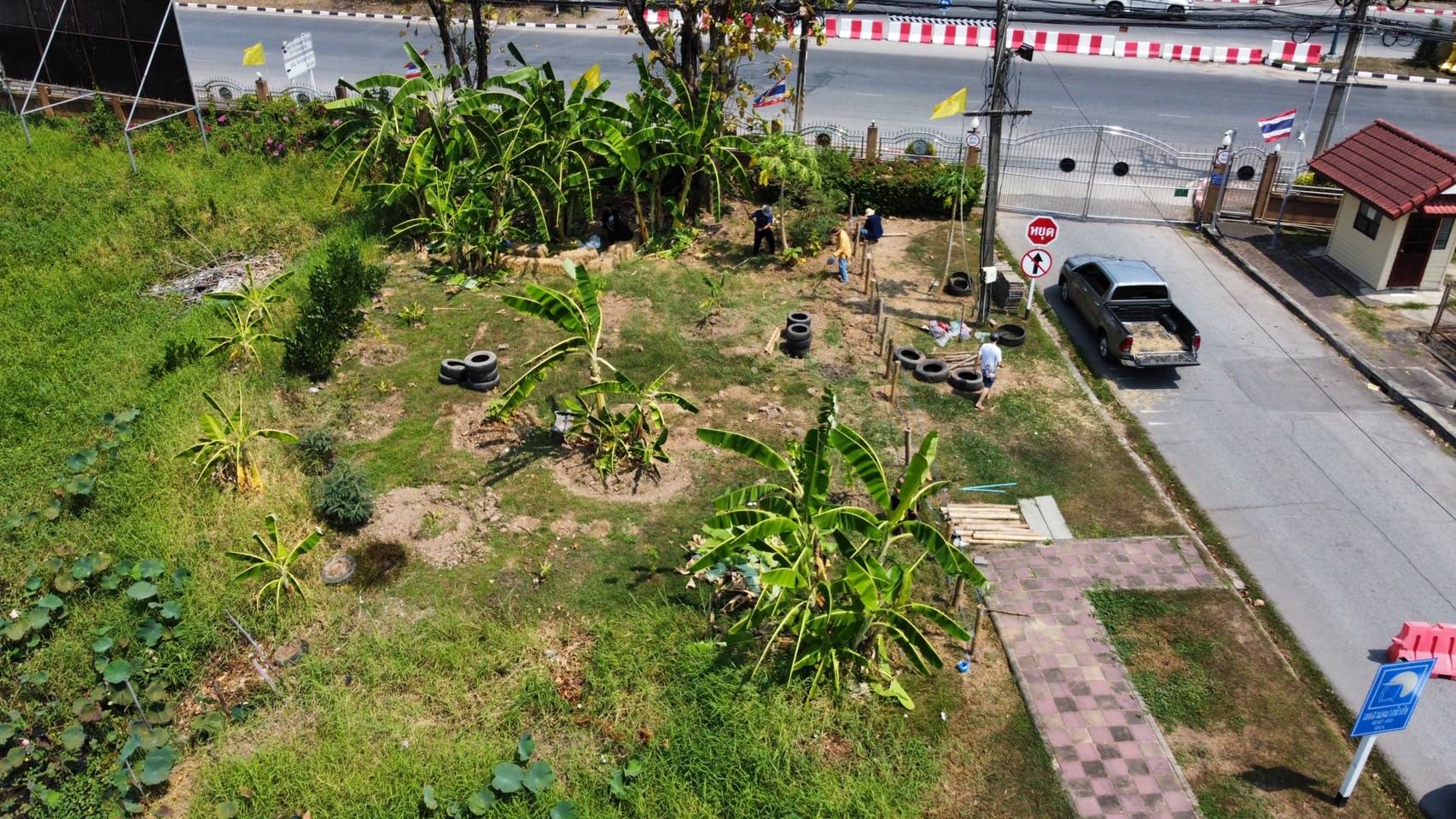 จังหวัดนครนายก ดำเนินการเตรียมพื้นที่ว่างบริเวณด้านหน้าศาลากลางจังหวัด เพื่อให้เป็นจุดเรียนรู้เศรษฐกิจพอเพียง 30 ตารางวา โมเดล