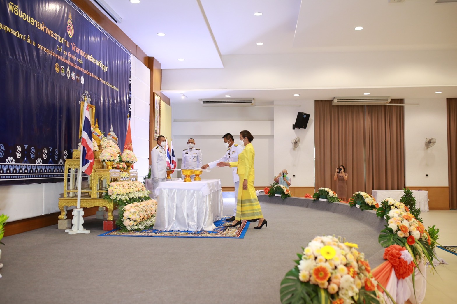 จังหวัดนครนายก จัดพิธีมอบแบบลายผ้าพระราชทาน “ผ้าลายดอกรักราชกัญญา “