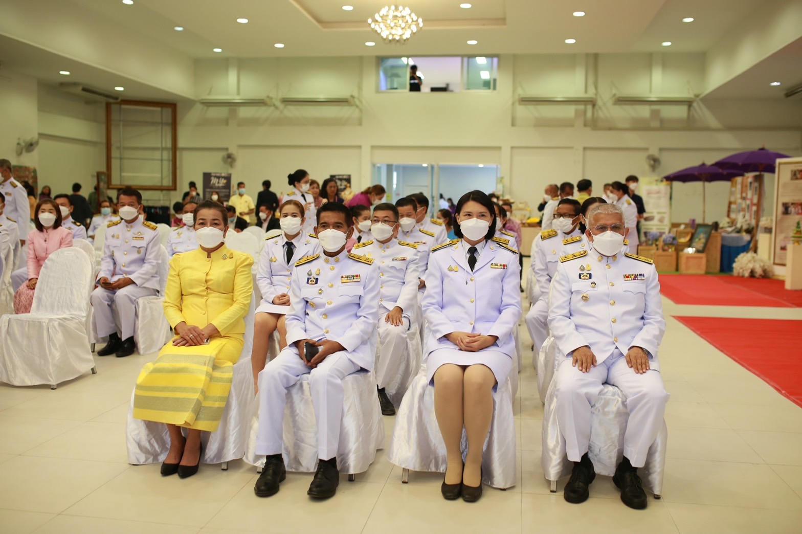 จังหวัดนครนายก จัดพิธีมอบแบบลายผ้าพระราชทาน “ผ้าลายดอกรักราชกัญญา “