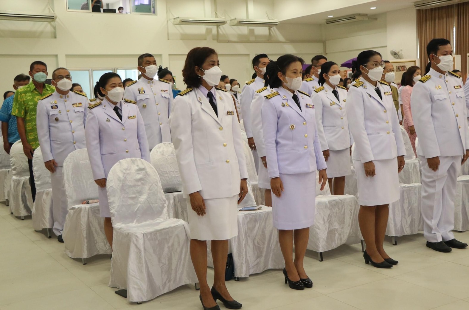 จังหวัดนครนายก จัดพิธีมอบแบบลายผ้าพระราชทาน “ผ้าลายดอกรักราชกัญญา “