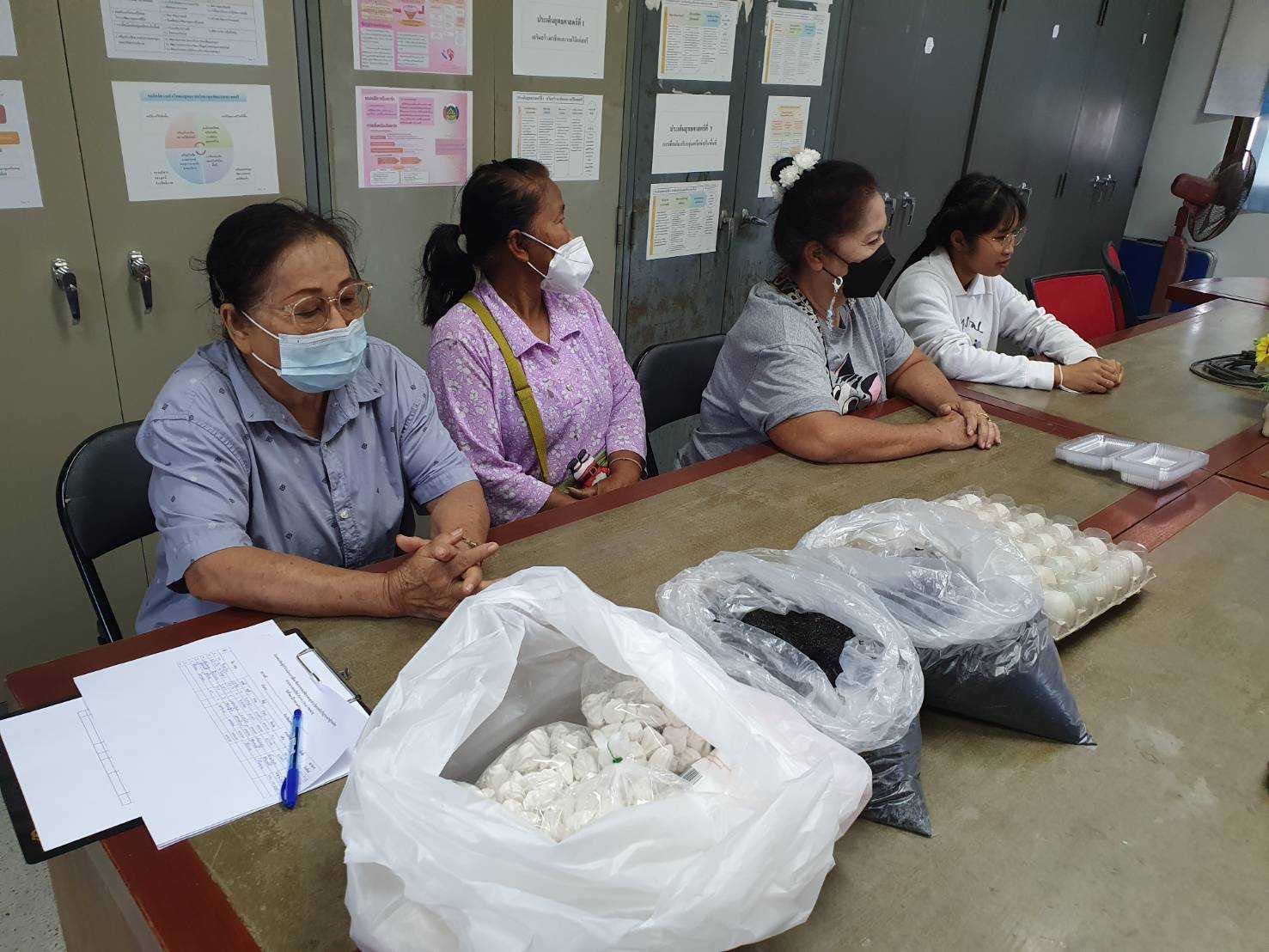 จังหวัดนครนายกขับเคลื่อนงานพัฒนาคนทุกช่วงวัย นำกลุ่มเป้าหมายฝึกอาชีพเพื่อลดรายจ่าย เพิ่มรายได้ในครัวเรือน ตามโครงการฝึกอาชีพประชาชนพัฒนาคนทุกช่วงวัย ตามหลักปรัชญาของเศรษฐกิจพอเพียง กรมการพัฒนาชุมชน