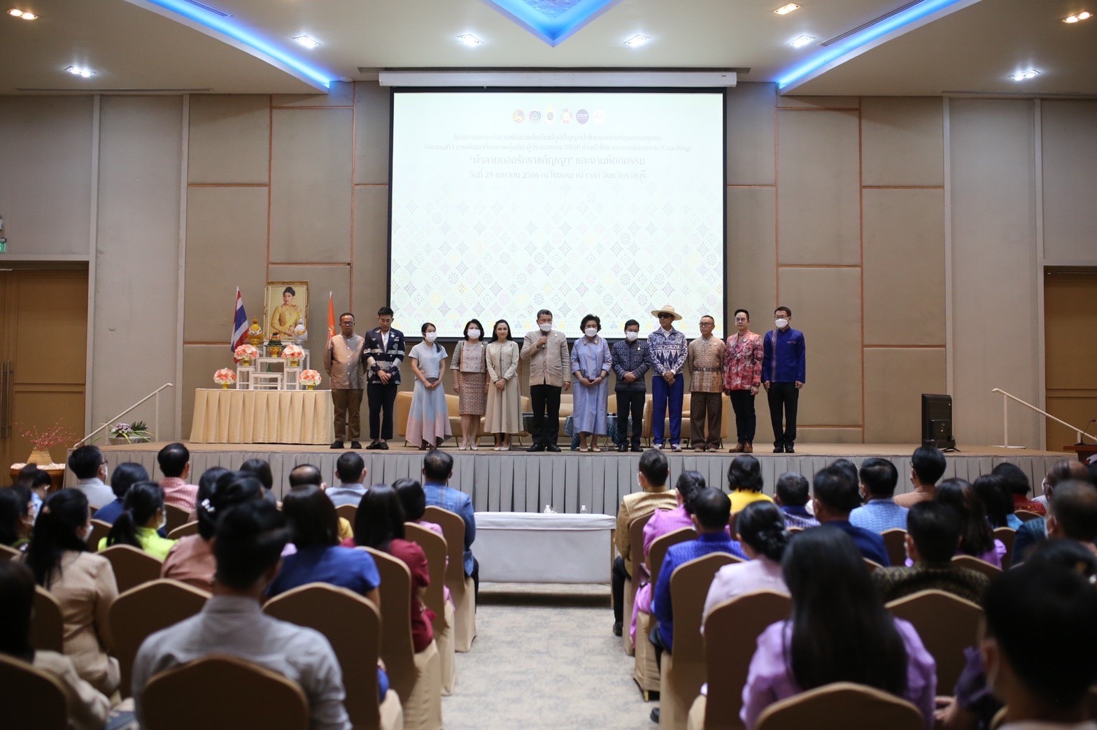 จังหวัดนครนายก ผลักดันกลุ่มทอผ้า ร่วม coaching พัฒนาศักยภาพ ปลุกกระแสเทรนด์ผ้าไทยให้ทันสมัยสู่สากล