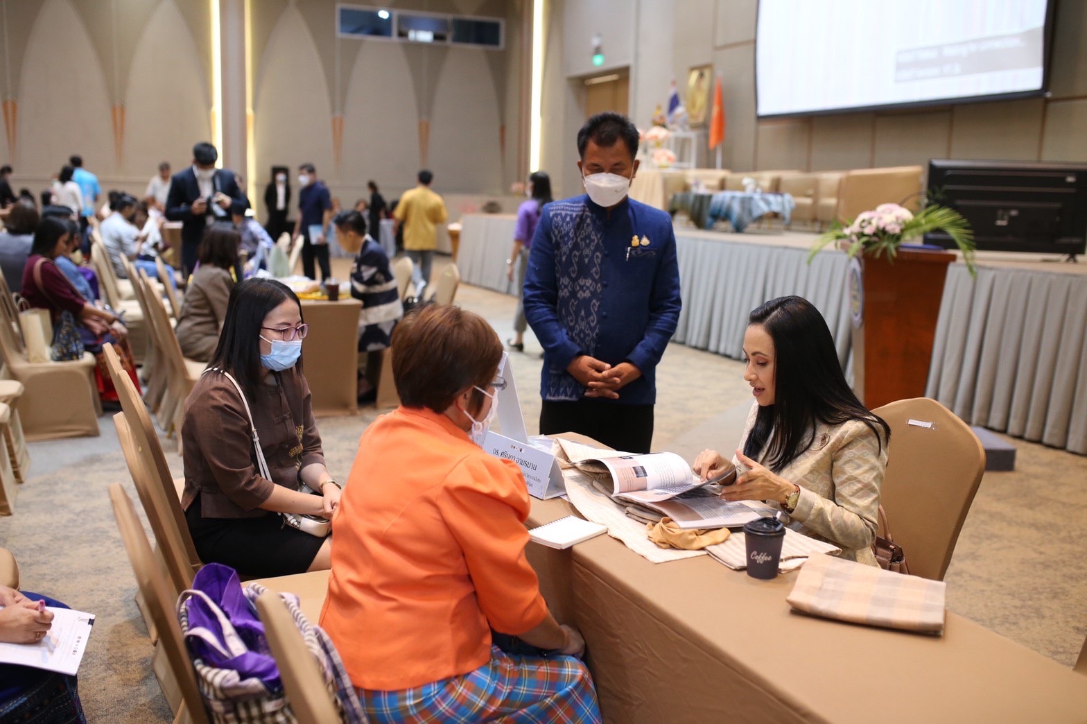 จังหวัดนครนายก ผลักดันกลุ่มทอผ้า ร่วม coaching พัฒนาศักยภาพ ปลุกกระแสเทรนด์ผ้าไทยให้ทันสมัยสู่สากล