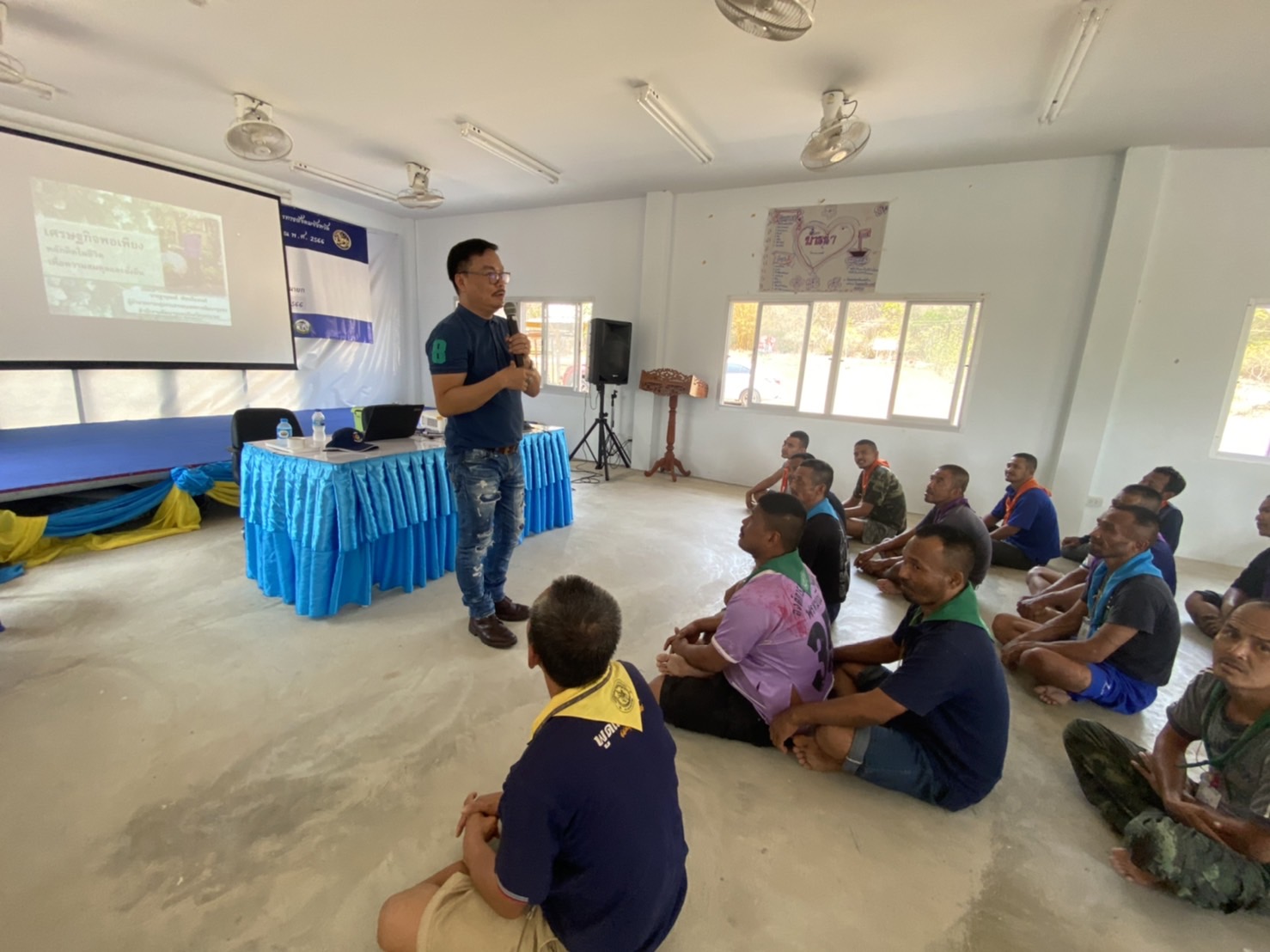 พช. นครนายก บรรยายให้ความรู้ เรื่อง “แนวทางการดำรงชีวิตตามหลักปรัชญาของเศรษฐกิจพอเพียง”  แก่กลุ่มเป้าหมายที่ร่วมกิจกรรมของ ศอ.ปส.จังหวัดนครนายก