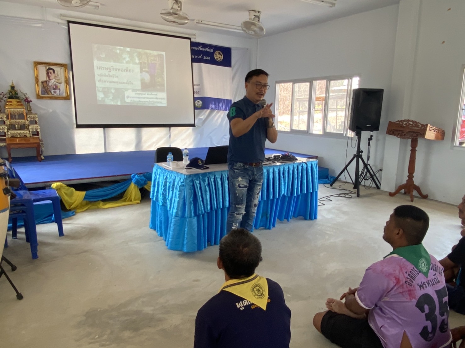 พช. นครนายก บรรยายให้ความรู้ เรื่อง “แนวทางการดำรงชีวิตตามหลักปรัชญาของเศรษฐกิจพอเพียง”  แก่กลุ่มเป้าหมายที่ร่วมกิจกรรมของ ศอ.ปส.จังหวัดนครนายก