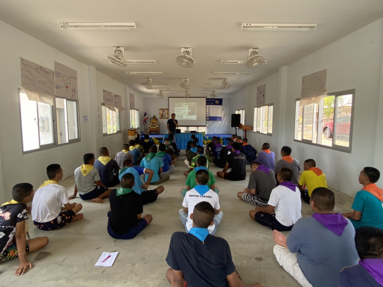 พช. นครนายก บรรยายให้ความรู้ เรื่อง “แนวทางการดำรงชีวิตตามหลักปรัชญาของเศรษฐกิจพอเพียง”  แก่กลุ่มเป้าหมายที่ร่วมกิจกรรมของ ศอ.ปส.จังหวัดนครนายก