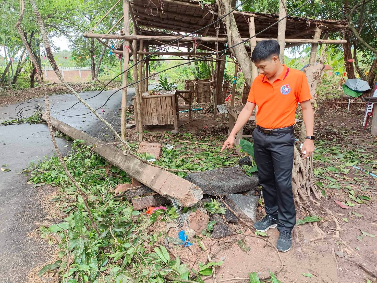 ??? พช.นครนายก ลงพื้นที่ติดตามความคืบหน้าในการช่วยเหลือจากเหตุการณ์วาตภัยพายุโซนร้อน ณ ศูนย์เรียนรู้โคกหนองนาวัดดงละคร