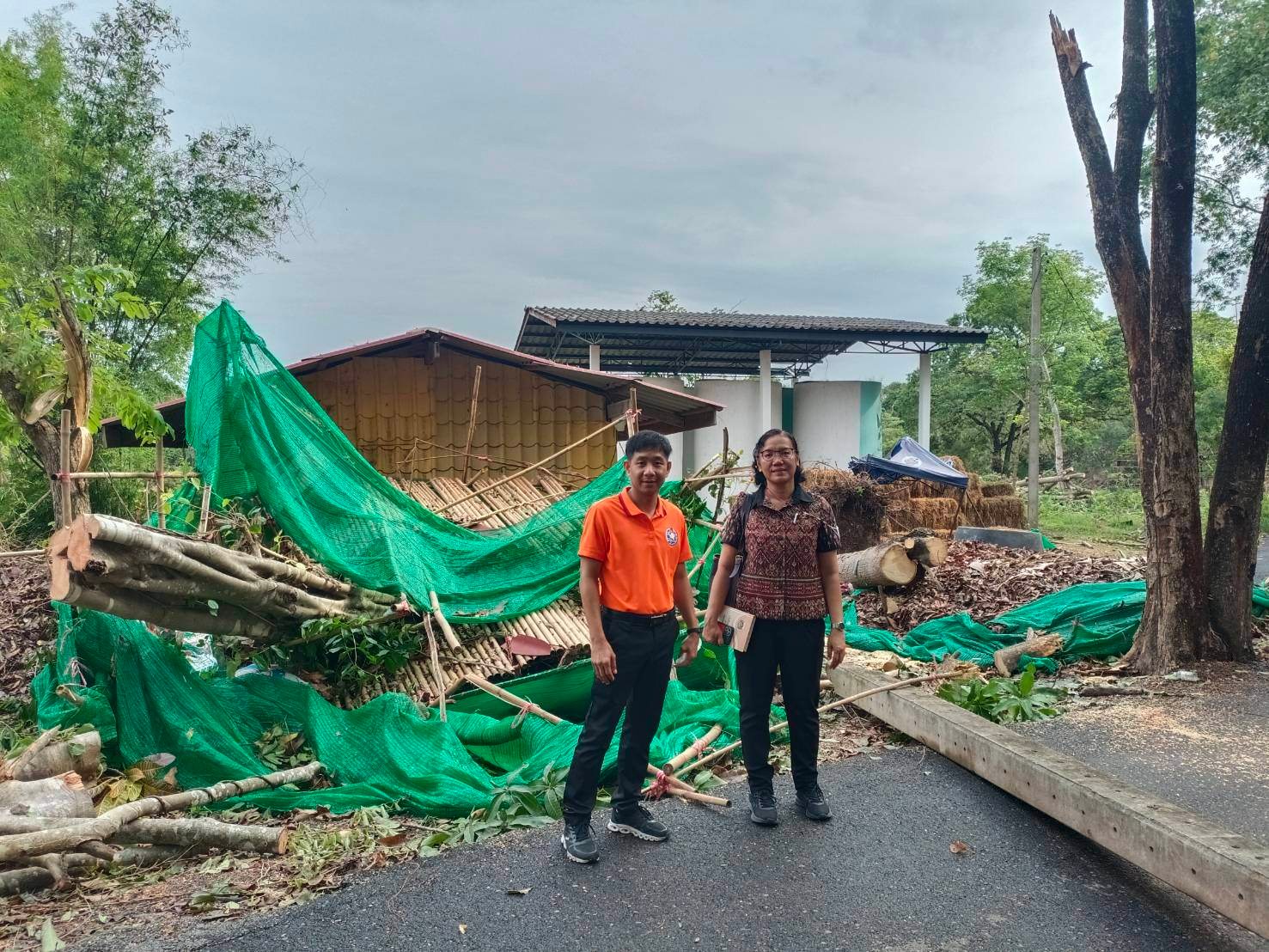 ??? พช.นครนายก ลงพื้นที่ติดตามความคืบหน้าในการช่วยเหลือจากเหตุการณ์วาตภัยพายุโซนร้อน ณ ศูนย์เรียนรู้โคกหนองนาวัดดงละคร