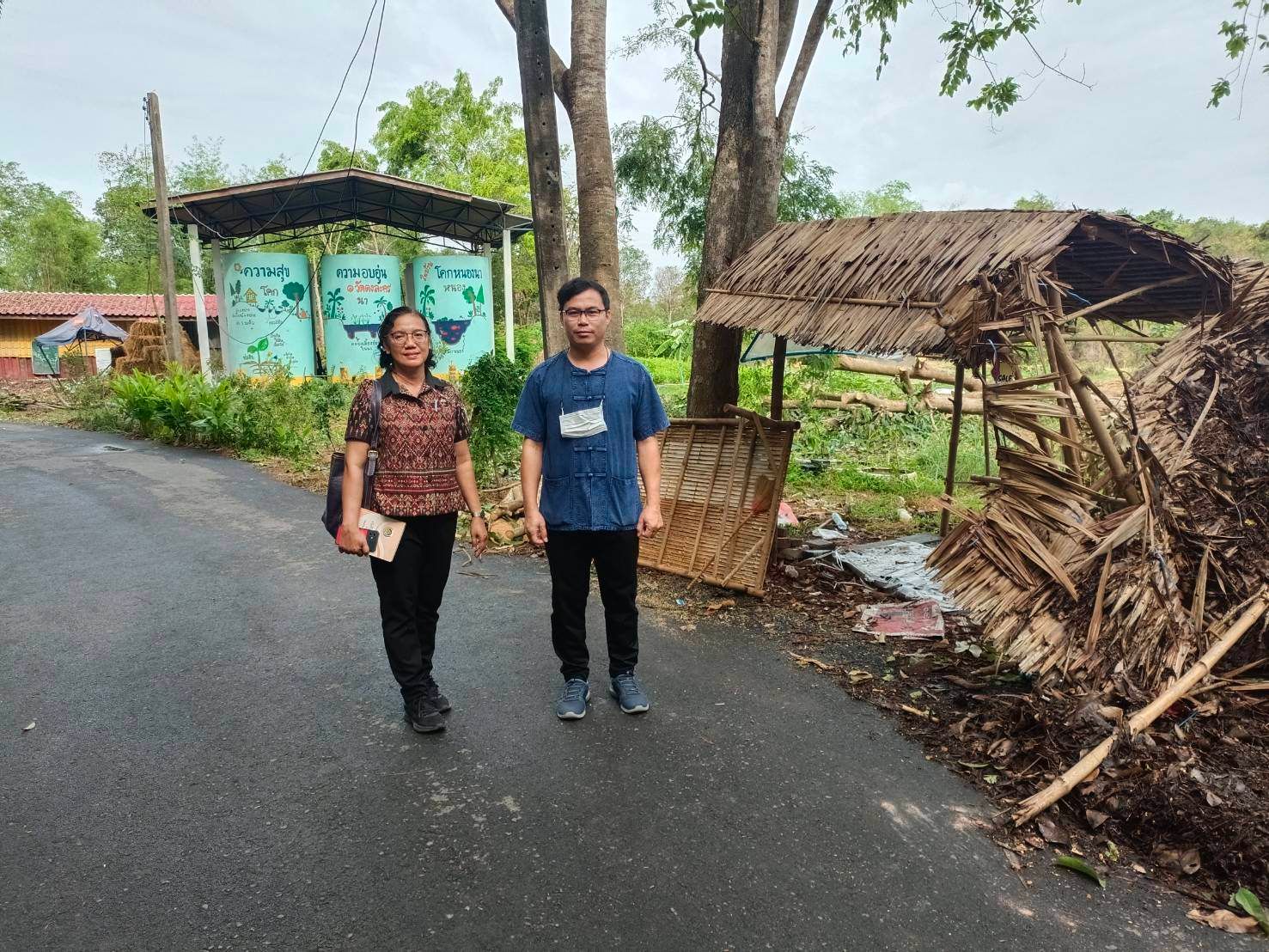 ??? พช.นครนายก ลงพื้นที่ติดตามความคืบหน้าในการช่วยเหลือจากเหตุการณ์วาตภัยพายุโซนร้อน ณ ศูนย์เรียนรู้โคกหนองนาวัดดงละคร