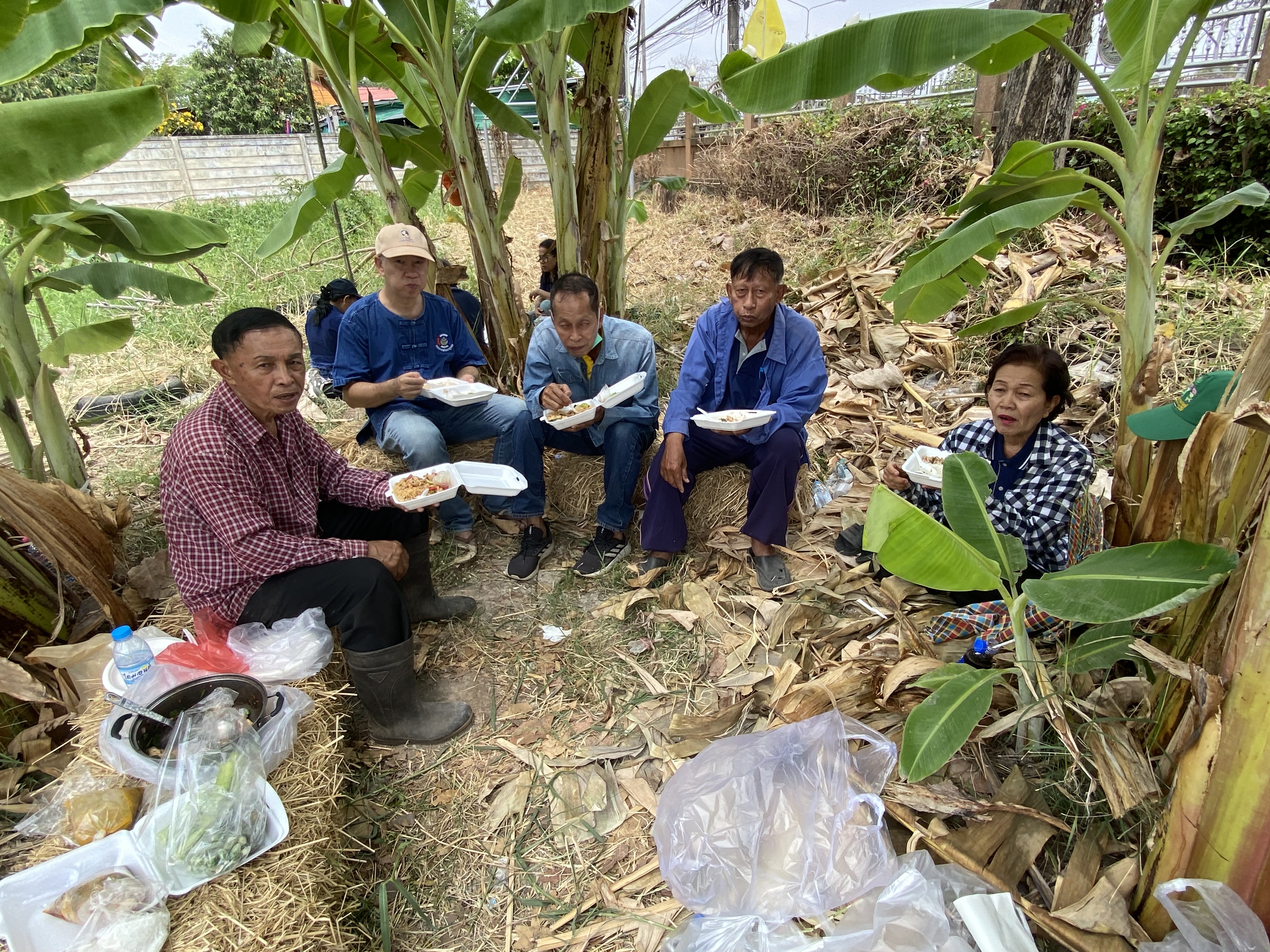 ???ผลผลิตจากการ “ปลูกเอง กินเอง” ในการน้อมนำแนวพระราชดำริสมเด็จพระกนิษฐาธิราชเจ้า กรมสมเด็จพระเทพรัตนราชสุดาสยามบรมราชกุมารี ผ่าน “ผู้นำต้องทำก่อน”