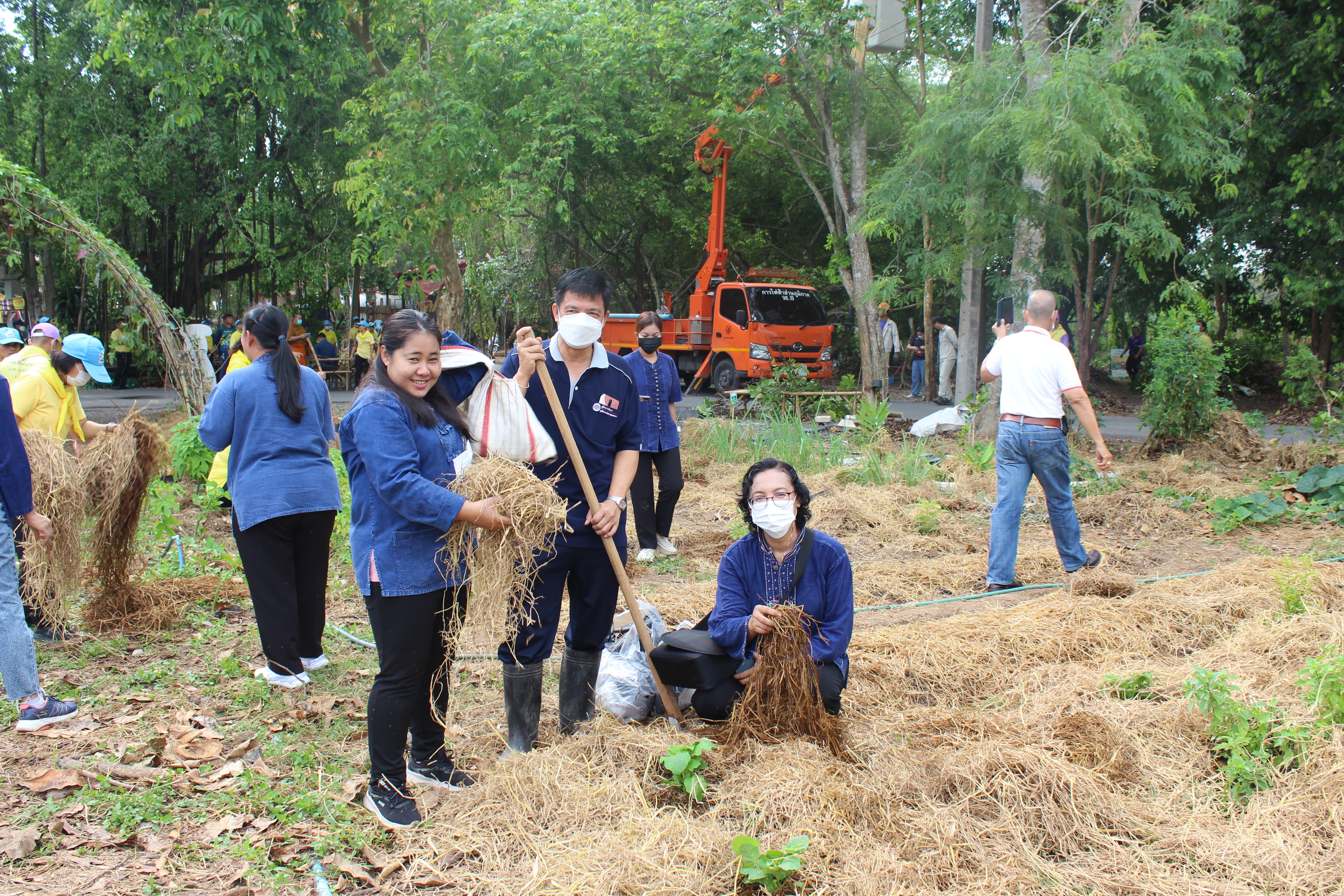 ??? พช.นครนายก ร่วม “เอามื้อ สามัคคี” ณ ศูนย์เรียนรู้ “โคก หนอง นา วัดดงละคร” ตาม โครงการวัด ประชา รัฐ สร้างสุข เนื่องในโอกาสฉลองพระชนมายุ 8 รอบ สมเด็จพระอริยวงศาคตญาณ สมเด็จพระสังฆราช สกลมหาสังฆปริณษยก 26 มิถุนายน 2566