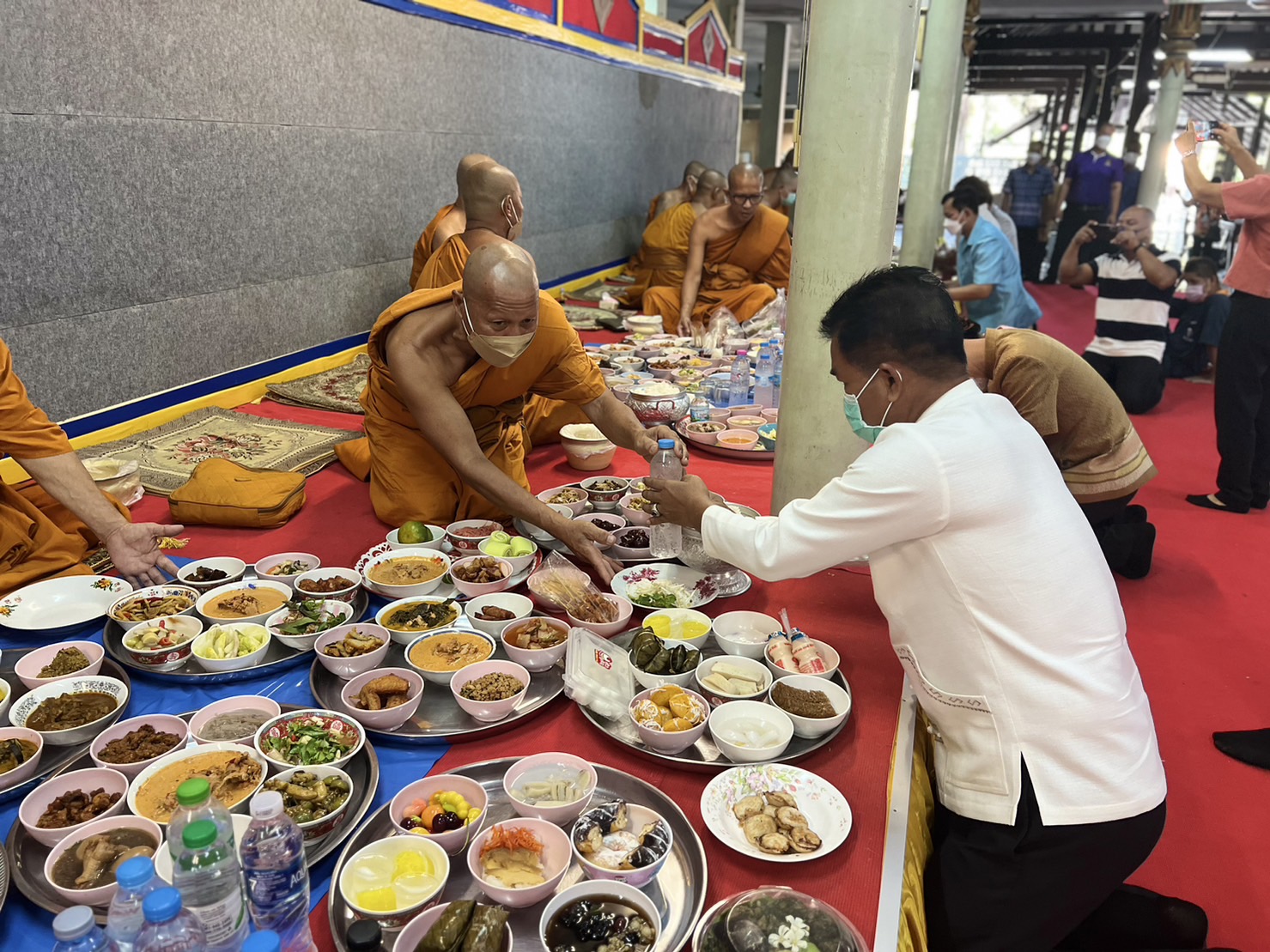 ??? พช. ร่วมโครงการเข้าวัดปฏิบัติธรรมวันธรรมสวนะ ประจำปีงบประมาณ พ.ศ. 2566 ภายใต้แนวคิด “ครอบครัวหิ้วตะกร้า ศรัทธาอิ่มบุญ อุดหนุนชุมชน”