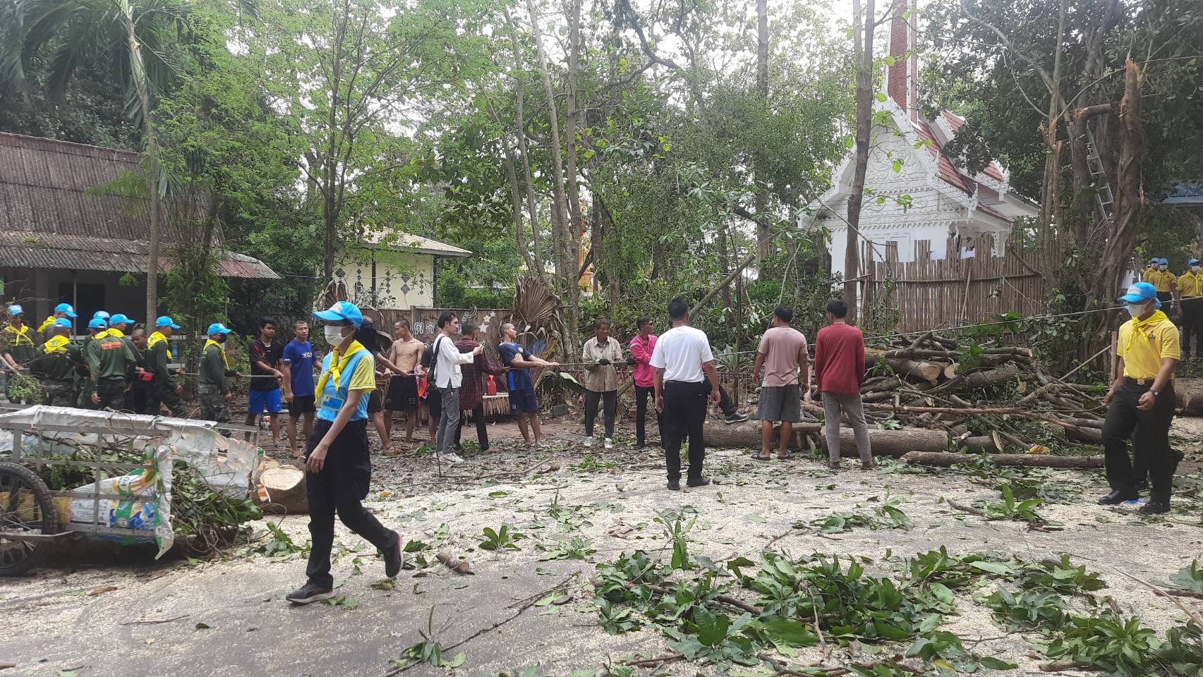 ???พช.นครนายก ลงพื้นที่ตรวจสอบความเสียหายจากเหตุการณ์วาตภัยพายุโซนร้อน