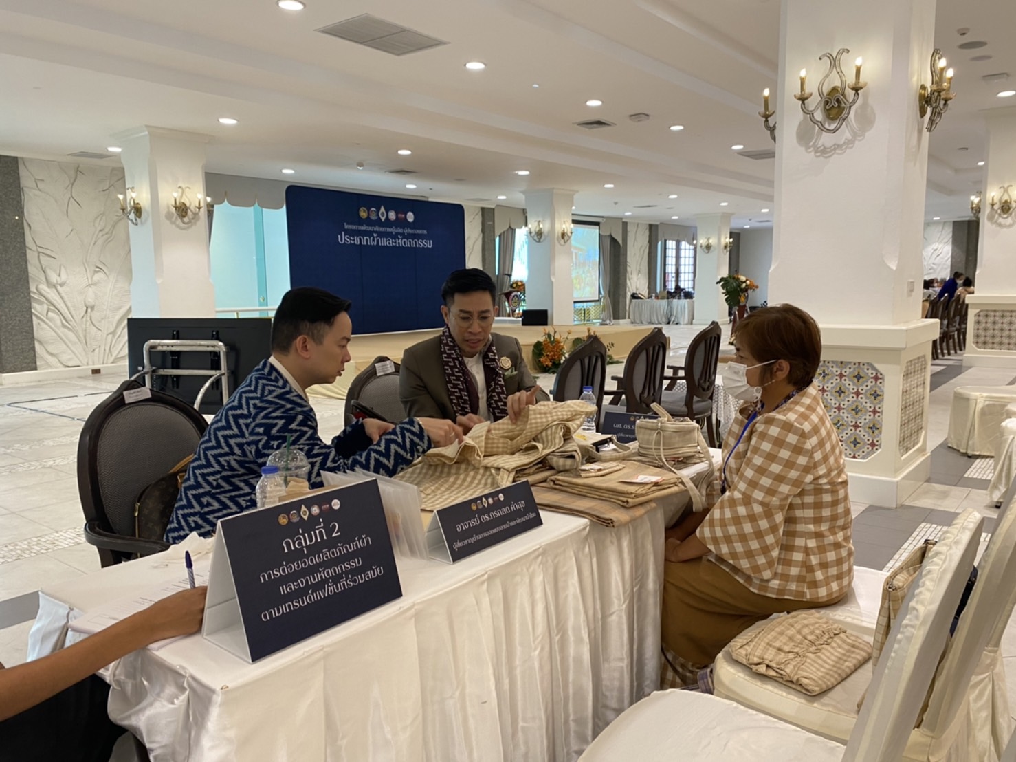 พช.นครนายก ผลักดันกลุ่มทอผ้า พัฒนาศักยภาพผู้ประกอบการ ปลุกกระแสเทรนด์ผ้าไทยให้ทันสมัยสู่สากล