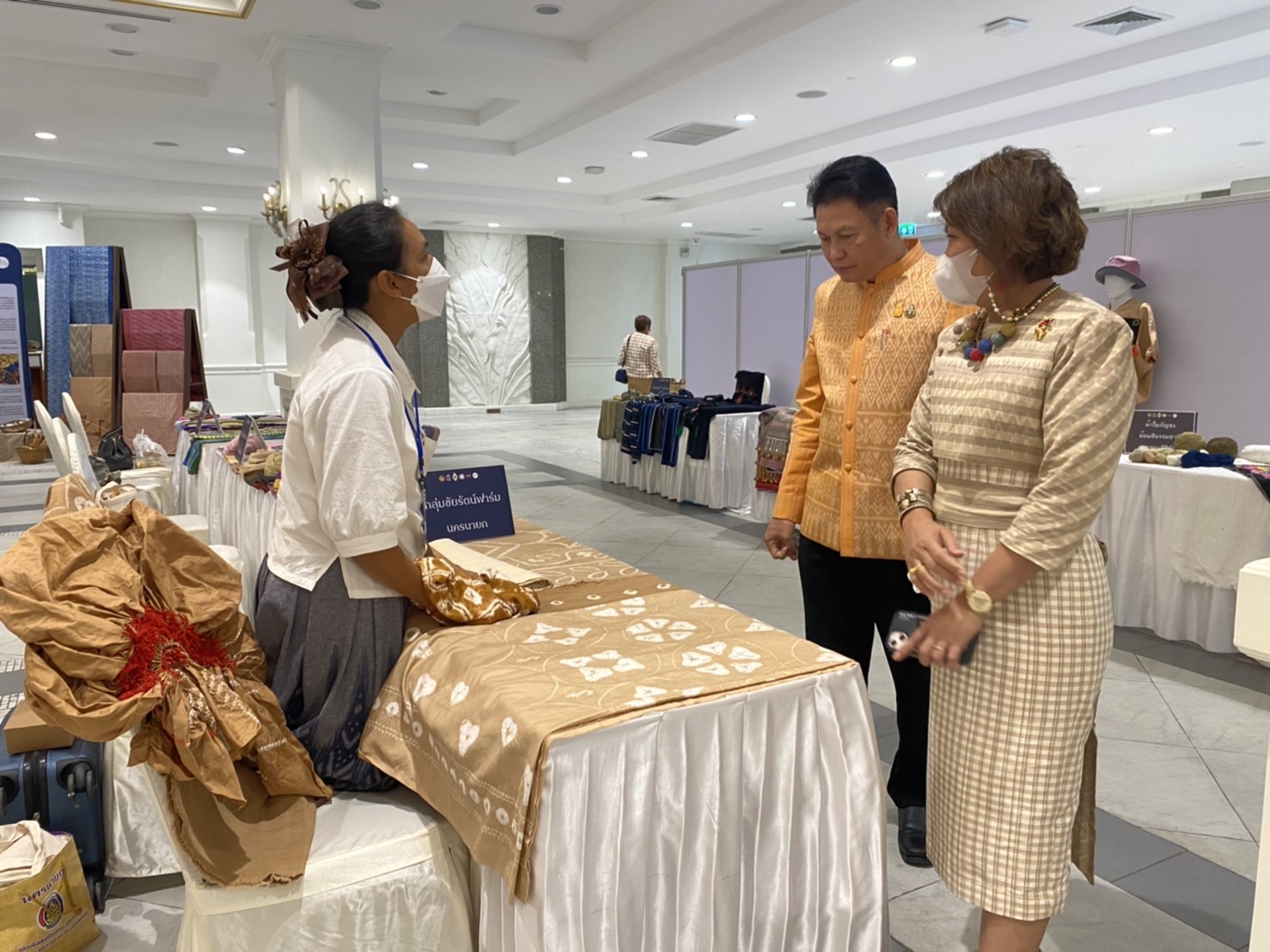 พช.นครนายก ผลักดันกลุ่มทอผ้า พัฒนาศักยภาพผู้ประกอบการ ปลุกกระแสเทรนด์ผ้าไทยให้ทันสมัยสู่สากล