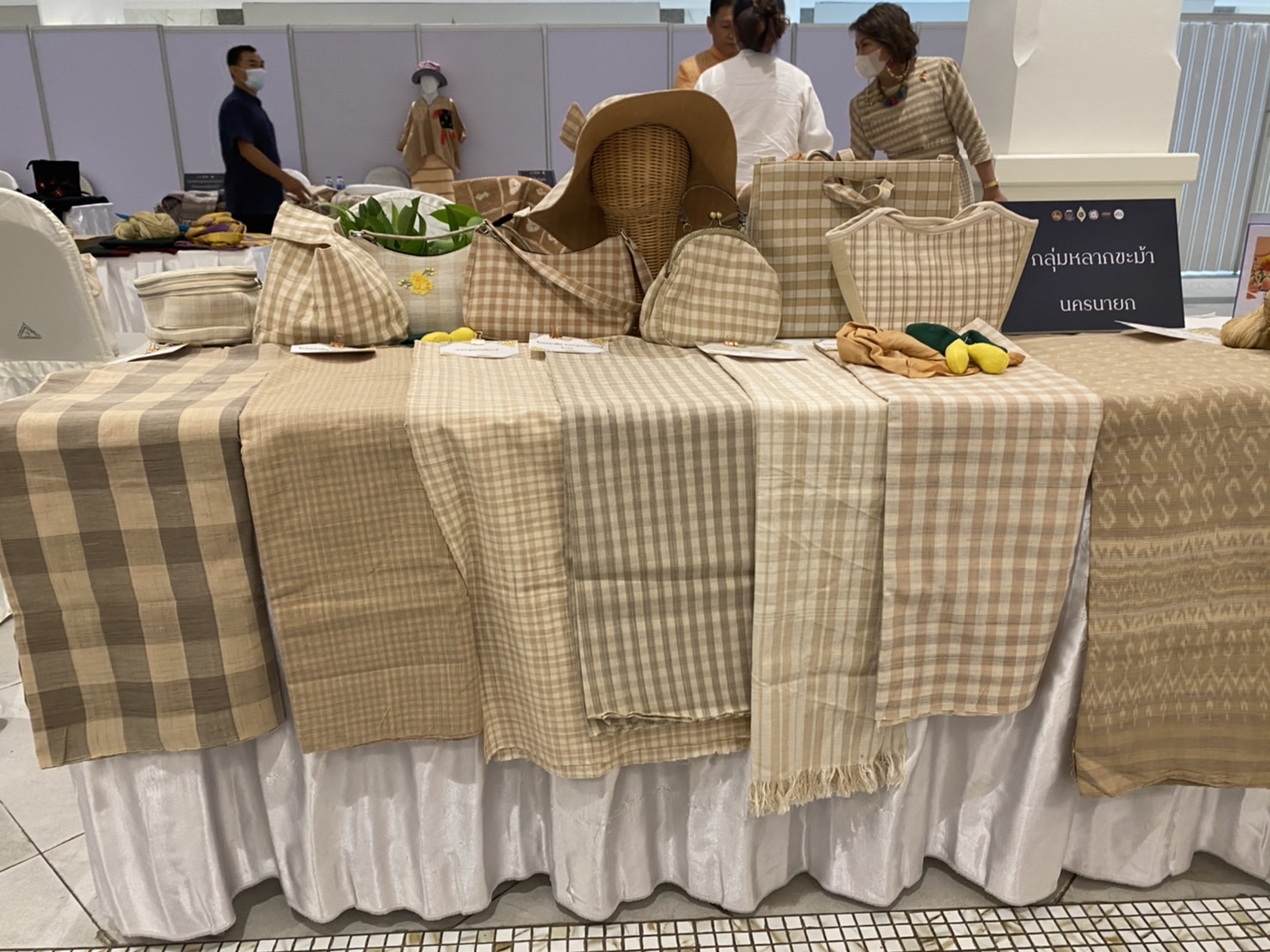 พช.นครนายก ผลักดันกลุ่มทอผ้า พัฒนาศักยภาพผู้ประกอบการ ปลุกกระแสเทรนด์ผ้าไทยให้ทันสมัยสู่สากล