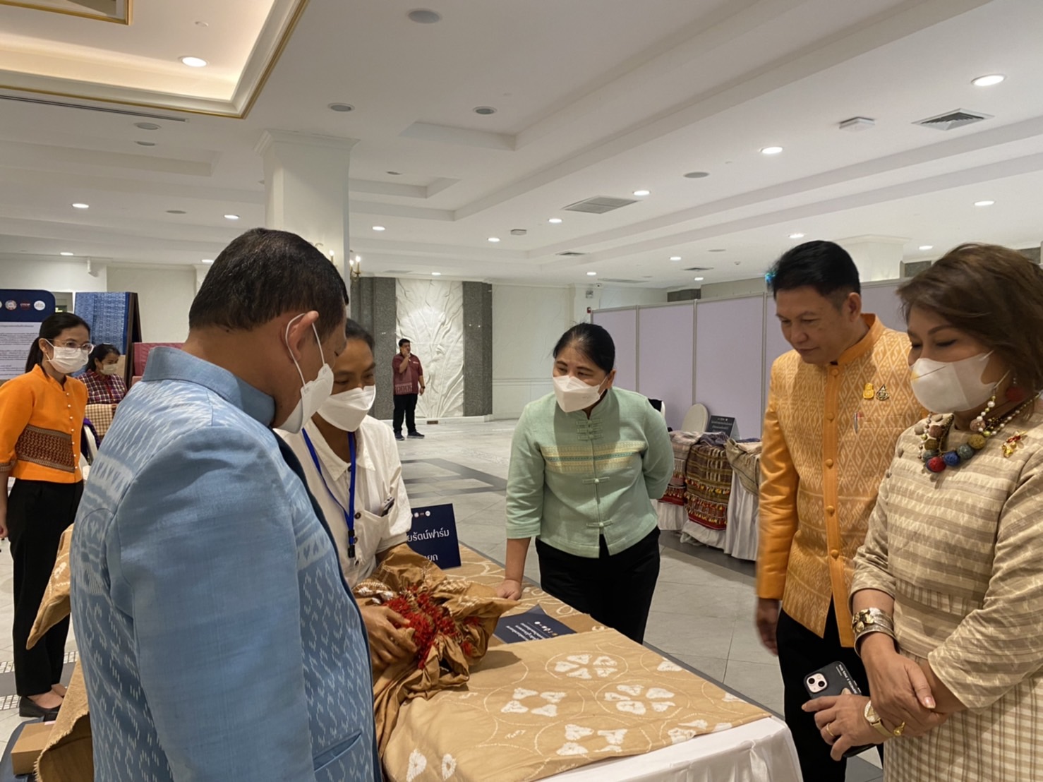 พช.นครนายก ผลักดันกลุ่มทอผ้า พัฒนาศักยภาพผู้ประกอบการ ปลุกกระแสเทรนด์ผ้าไทยให้ทันสมัยสู่สากล