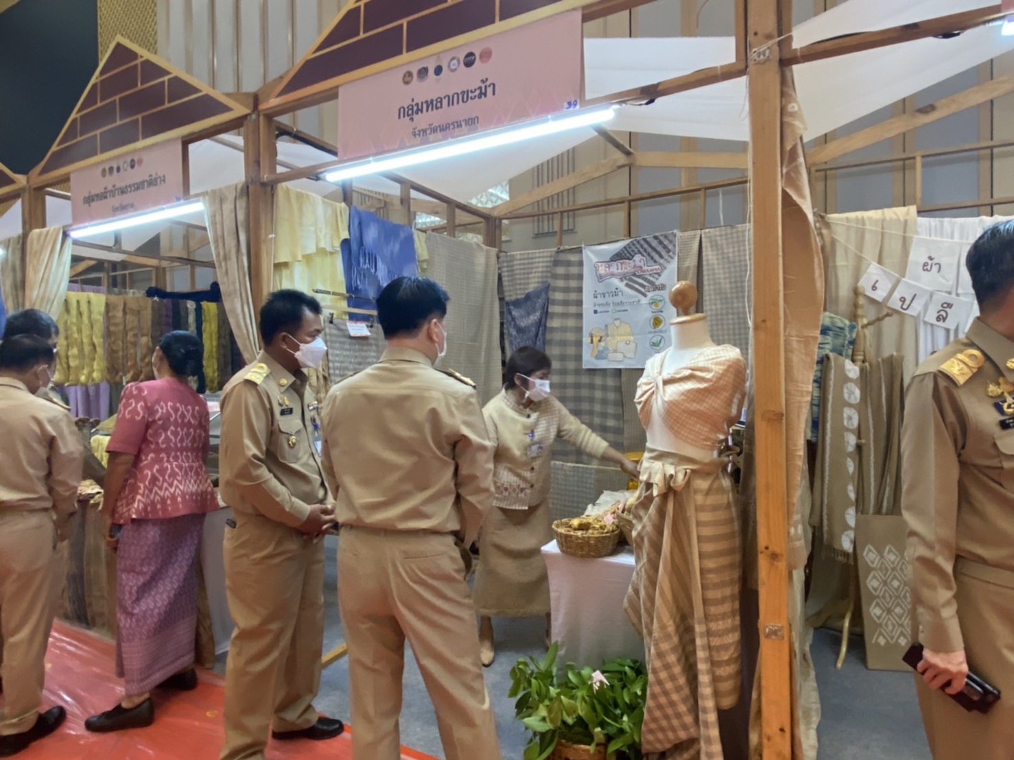 จังหวัดนครนายก ร่วมเฝ้ารับเสด็จสมเด็จพระเจ้าลูกเธอ เจ้าฟ้าสิริวัณณวรี นารีรัตนราชกัญญา เนื่องในโอกาสเสด็จทอดพระเนตรนิทรรศการ การจัดแสดงและจำหน่ายผลิตภัณฑ์ภูมิปัญญาผ้าไทยและงานหัตถกรรมชุมชน จุดภาคกลาง ณ หอประชุมกองทัพเรือ”