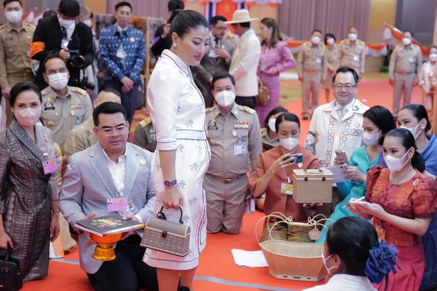 จังหวัดนครนายก ร่วมเฝ้ารับเสด็จสมเด็จพระเจ้าลูกเธอ เจ้าฟ้าสิริวัณณวรี นารีรัตนราชกัญญา เนื่องในโอกาสเสด็จทอดพระเนตรนิทรรศการ การจัดแสดงและจำหน่ายผลิตภัณฑ์ภูมิปัญญาผ้าไทยและงานหัตถกรรมชุมชน จุดภาคกลาง ณ หอประชุมกองทัพเรือ”