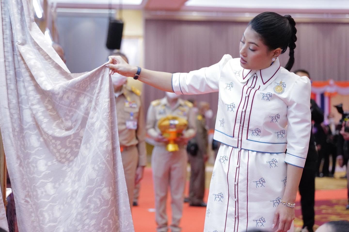 จังหวัดนครนายก ร่วมเฝ้ารับเสด็จสมเด็จพระเจ้าลูกเธอ เจ้าฟ้าสิริวัณณวรี นารีรัตนราชกัญญา เนื่องในโอกาสเสด็จทอดพระเนตรนิทรรศการ การจัดแสดงและจำหน่ายผลิตภัณฑ์ภูมิปัญญาผ้าไทยและงานหัตถกรรมชุมชน จุดภาคกลาง ณ หอประชุมกองทัพเรือ”