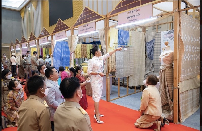 จังหวัดนครนายก ร่วมเฝ้ารับเสด็จสมเด็จพระเจ้าลูกเธอ เจ้าฟ้าสิริวัณณวรี นารีรัตนราชกัญญา เนื่องในโอกาสเสด็จทอดพระเนตรนิทรรศการ การจัดแสดงและจำหน่ายผลิตภัณฑ์ภูมิปัญญาผ้าไทยและงานหัตถกรรมชุมชน จุดภาคกลาง ณ หอประชุมกองทัพเรือ”
