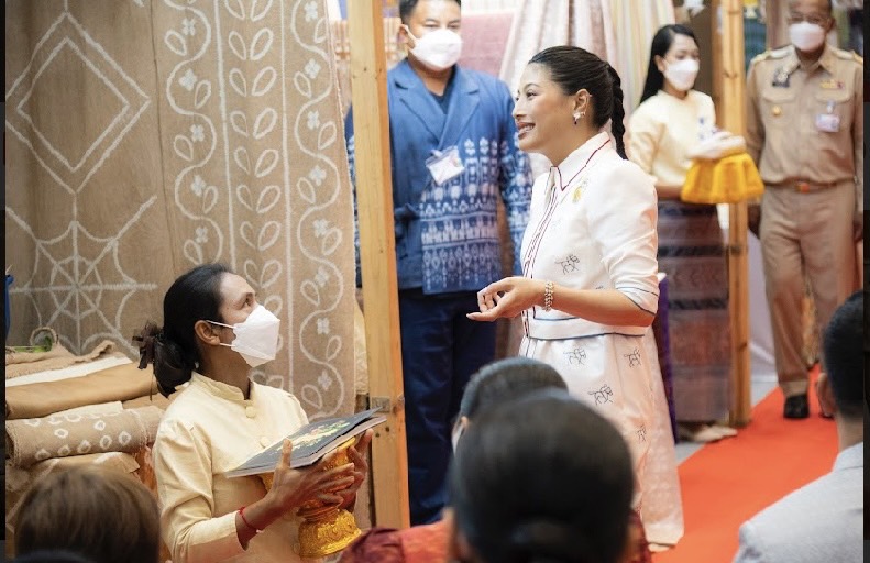 จังหวัดนครนายก ร่วมเฝ้ารับเสด็จสมเด็จพระเจ้าลูกเธอ เจ้าฟ้าสิริวัณณวรี นารีรัตนราชกัญญา เนื่องในโอกาสเสด็จทอดพระเนตรนิทรรศการ การจัดแสดงและจำหน่ายผลิตภัณฑ์ภูมิปัญญาผ้าไทยและงานหัตถกรรมชุมชน จุดภาคกลาง ณ หอประชุมกองทัพเรือ”