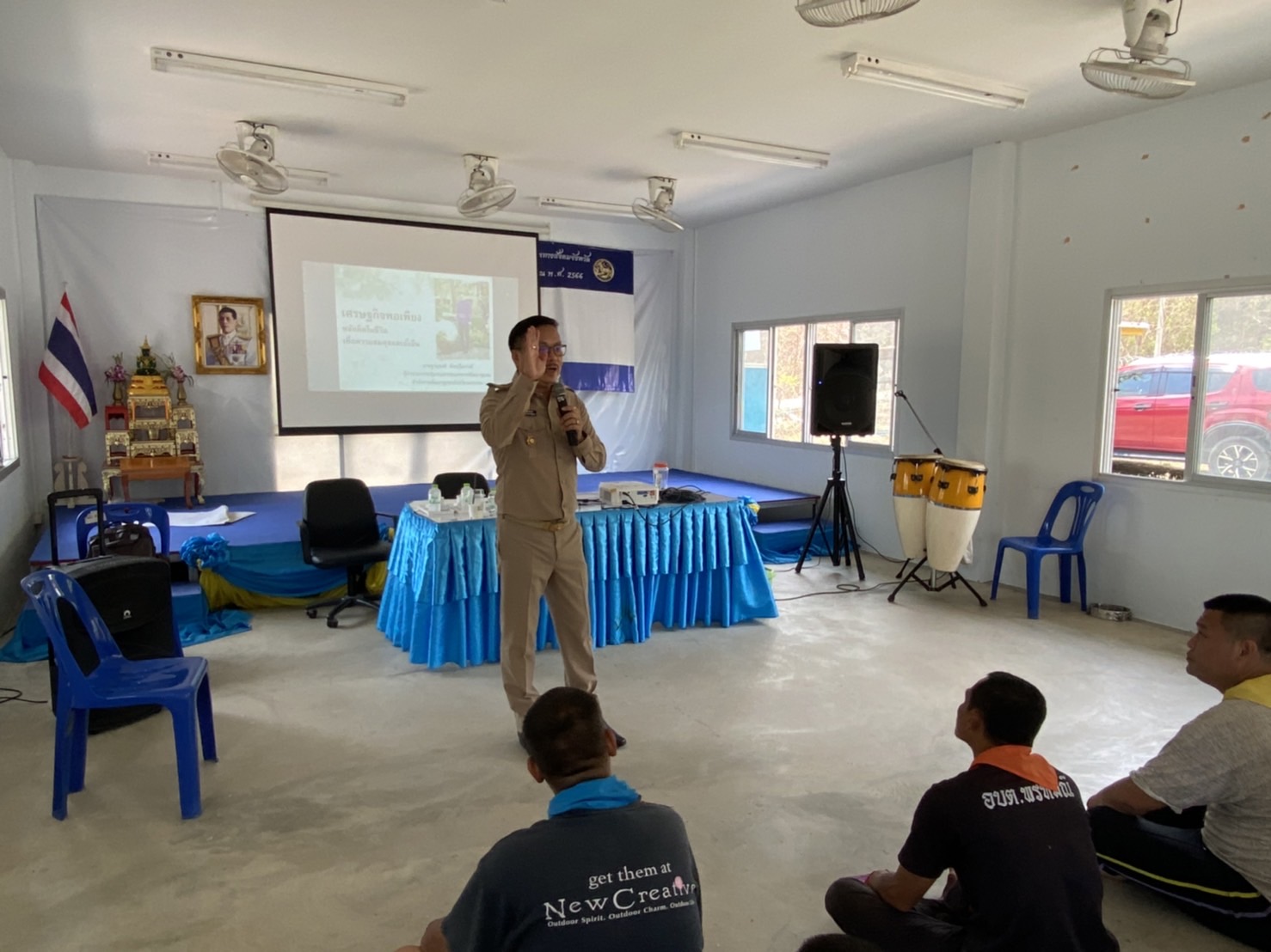 พช. นครนายก บรรยายให้ความรู้ เรื่อง “แนวทางการดำรงชีวิตตามหลักปรัชญาของเศรษฐกิจพอเพียง” และ “โคก หนอง นา โมเดล” แก่กลุ่มเป้าหมายที่ร่วมกิจกรรมของ ศอ.ปส.จังหวัดนครนายก