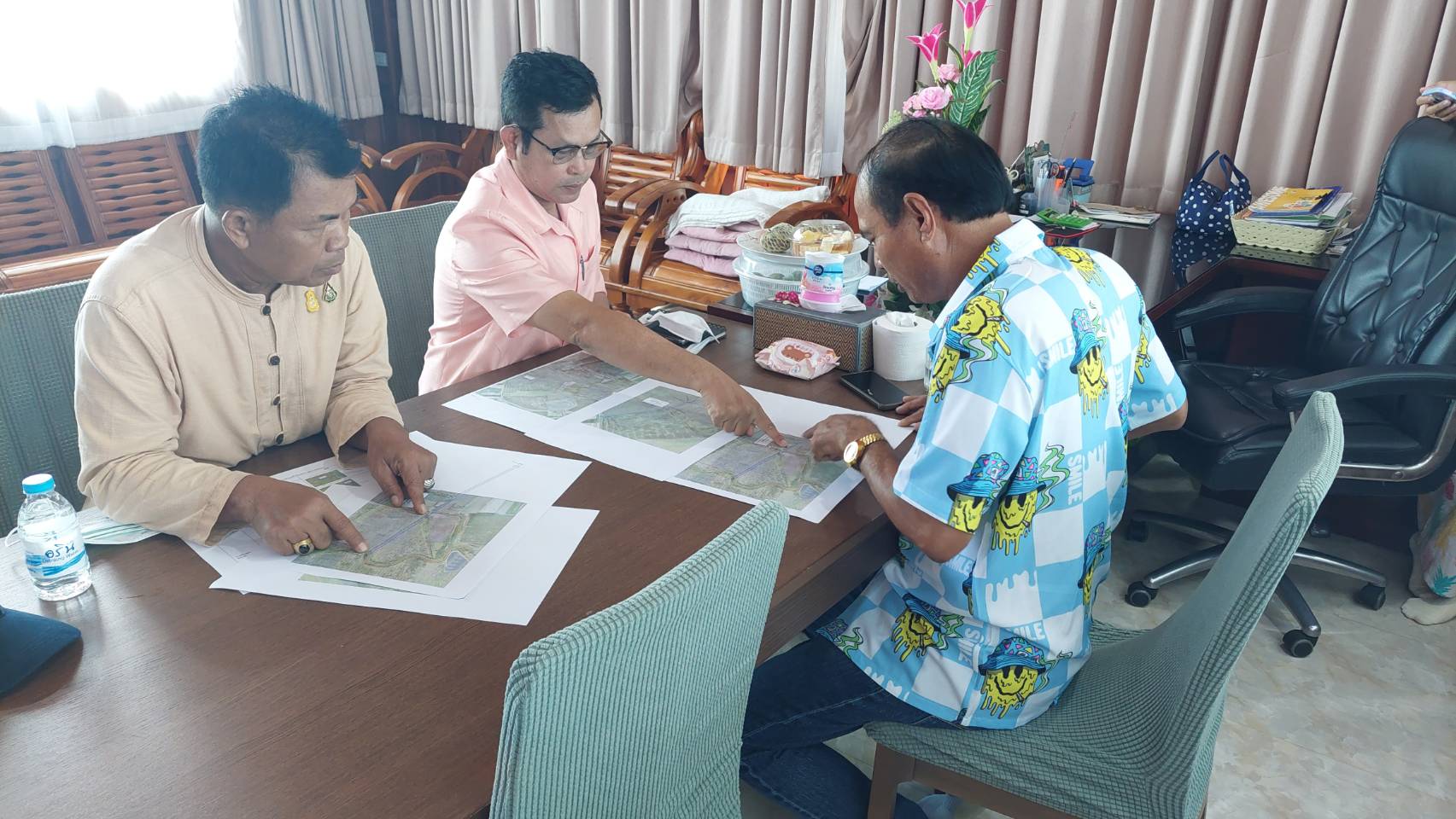 …พช.นครนายก ร่วมนำเสนอจุดทางเข้าพื้นที่ในการจัดทำผังการใช้ประโยชน์ที่ดิน แบบรูปรายการและประมาณการราคาในพื้นที่จังหวัดนำร่องการขับเคลื่อนเขตพัฒนาเศรษฐกิจพอเพียง (SEDZ) ด้วยโมเดลเศรษฐกิจใหม่