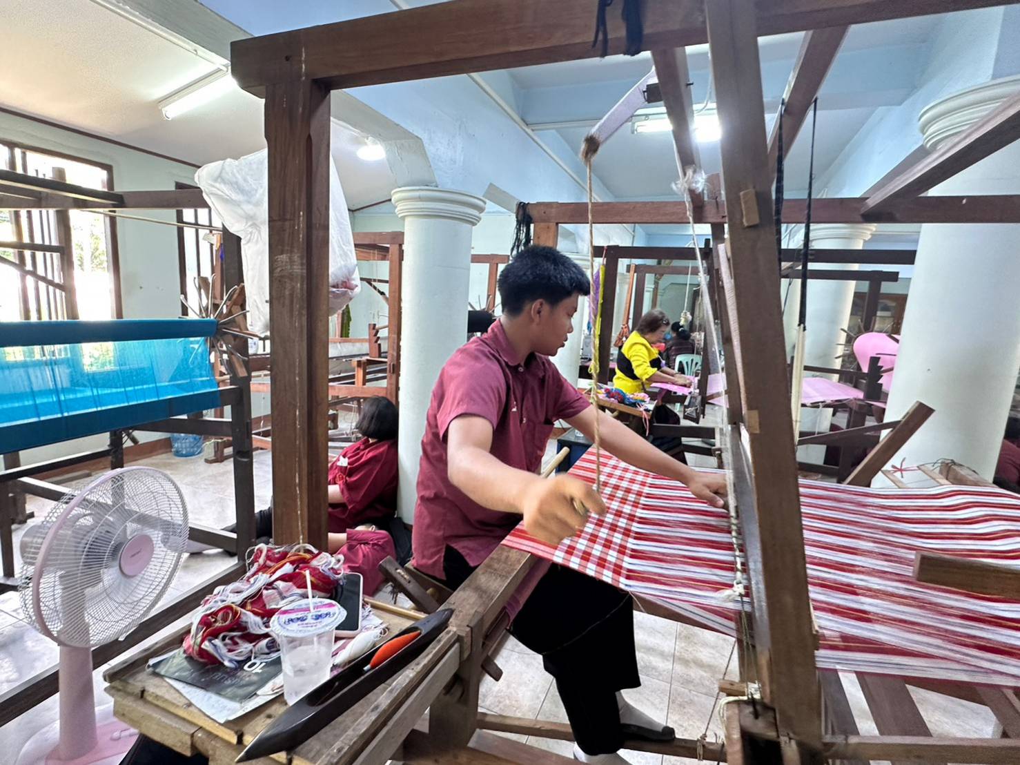 …พช.นครนายก ลงพื้นที่ศูนย์ภูมิปัญญามนุษย์ วัดปทุมวงษาวาส กลุ่มสตรีสหกรณ์หัตถกรรมผ้าทอไทพวน อำเภอปากพลี จังหวัดนครนายก