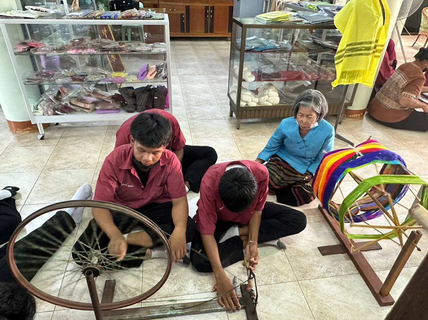 …พช.นครนายก ลงพื้นที่ศูนย์ภูมิปัญญามนุษย์ วัดปทุมวงษาวาส กลุ่มสตรีสหกรณ์หัตถกรรมผ้าทอไทพวน อำเภอปากพลี จังหวัดนครนายก