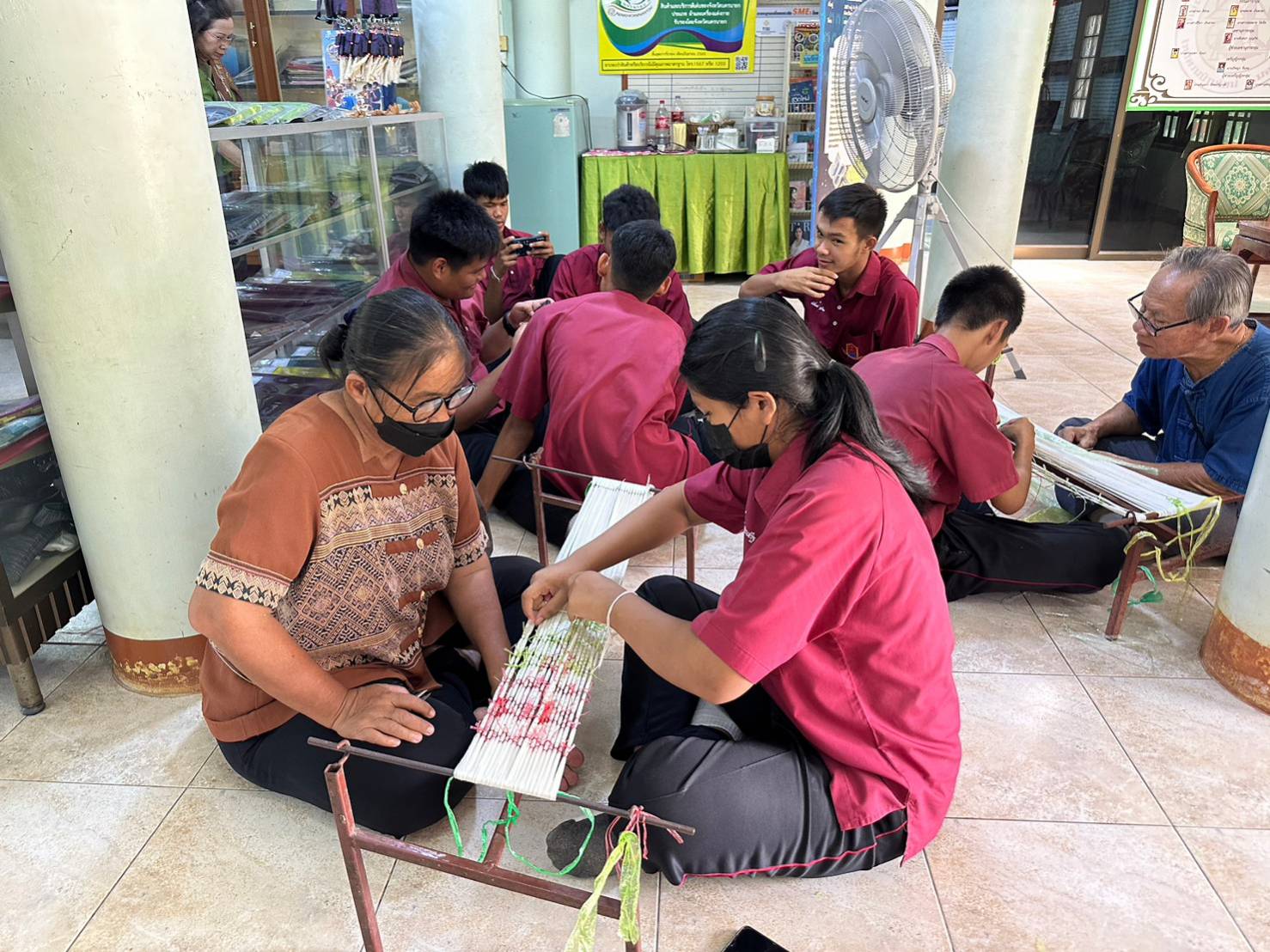 …พช.นครนายก ลงพื้นที่ศูนย์ภูมิปัญญามนุษย์ วัดปทุมวงษาวาส กลุ่มสตรีสหกรณ์หัตถกรรมผ้าทอไทพวน อำเภอปากพลี จังหวัดนครนายก