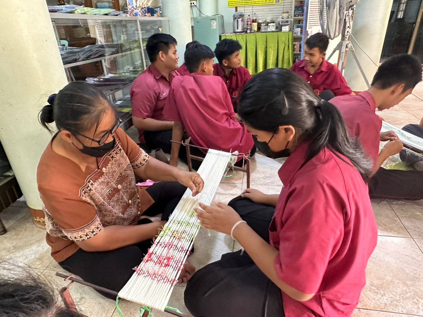 …พช.นครนายก ลงพื้นที่ศูนย์ภูมิปัญญามนุษย์ วัดปทุมวงษาวาส กลุ่มสตรีสหกรณ์หัตถกรรมผ้าทอไทพวน อำเภอปากพลี จังหวัดนครนายก