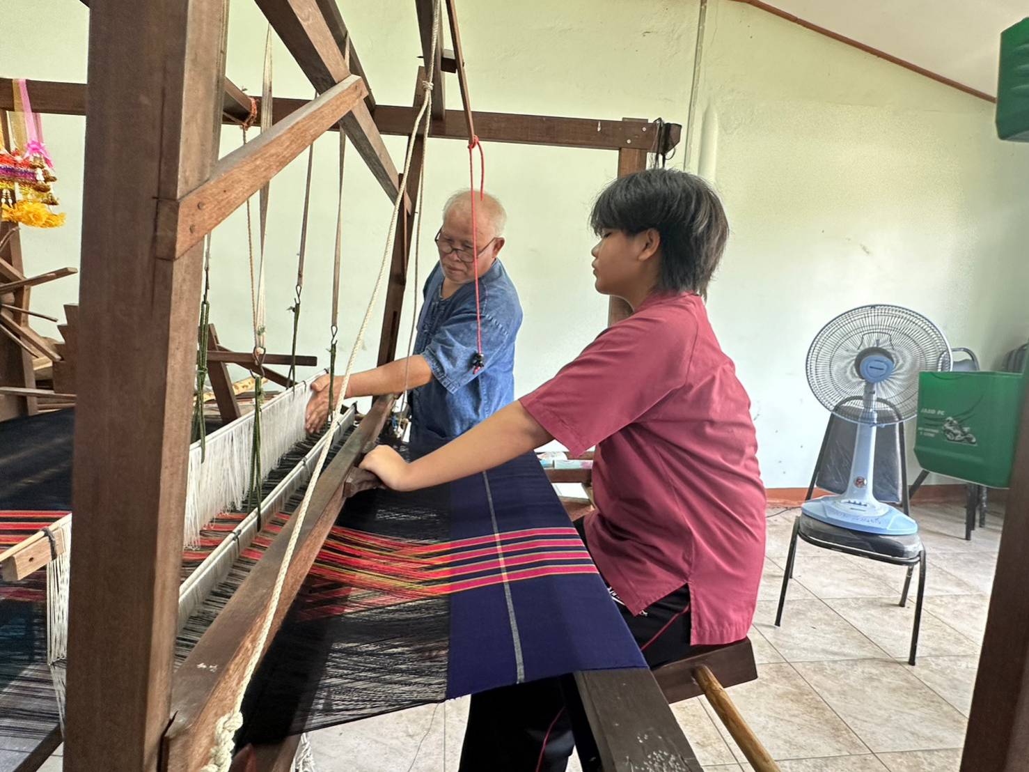 …พช.นครนายก ลงพื้นที่ศูนย์ภูมิปัญญามนุษย์ วัดปทุมวงษาวาส กลุ่มสตรีสหกรณ์หัตถกรรมผ้าทอไทพวน อำเภอปากพลี จังหวัดนครนายก