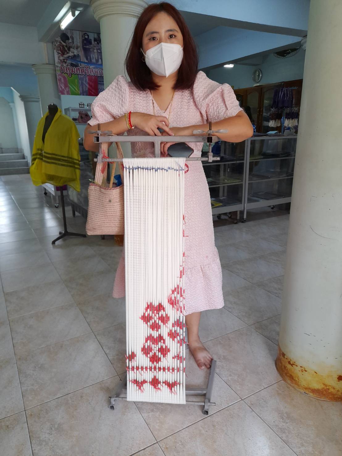 …พช.นครนายก ลงพื้นที่เพื่อส่งเสริมการทอผ้าลายอัตลักษณ์จังหวัดนครนายก