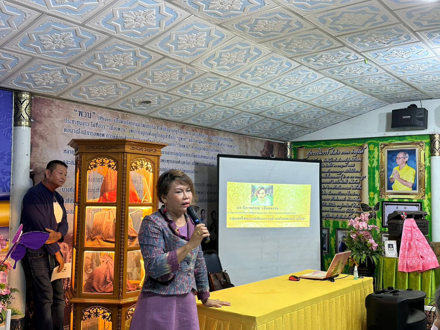 ..พช.นครนายก ร่วมให้การต้อนรับ กลุ่มสตรี และกลุ่มอาชีพ เข้าศึกษาดูงาน ณ กลุ่มสตรีสหกรณ์หัตถกรรมผ้าทอไทยพวน