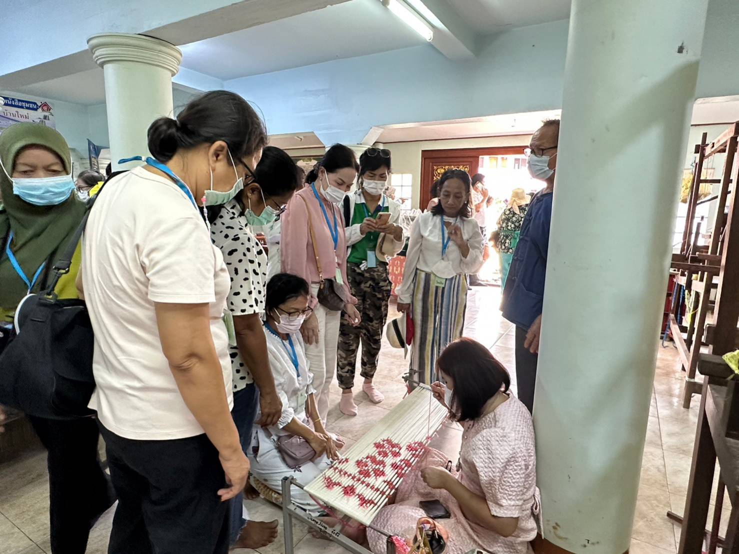 ..พช.นครนายก ร่วมให้การต้อนรับ กลุ่มสตรี และกลุ่มอาชีพ เข้าศึกษาดูงาน ณ กลุ่มสตรีสหกรณ์หัตถกรรมผ้าทอไทยพวน