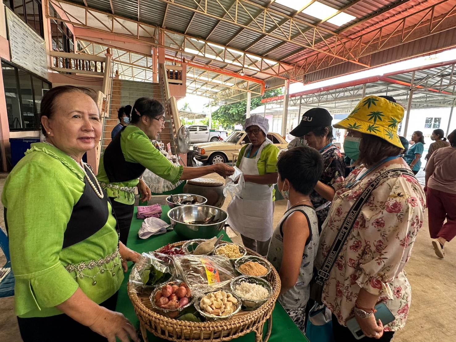 ..พช.นครนายก ร่วมให้การต้อนรับ กลุ่มสตรี และกลุ่มอาชีพ เข้าศึกษาดูงาน ณ กลุ่มสตรีสหกรณ์หัตถกรรมผ้าทอไทยพวน