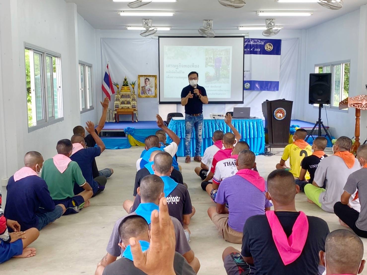 ???พช.นครนายก ร่วมบรรยายให้ความรู้เรื่องหลักปรัชญาของเศรษฐกิจพอเพียง และ โคก หนอง นา โมเดล  แก่ผู้เข้าร่วมโครงการฯ ป้องกันและปราบปรามยาเสพติด ปี 2566