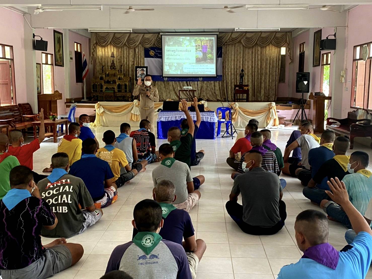 …พช.นครนายก ร่วมบรรยายให้ความรู้เรื่องหลักปรัชญาของเศรษฐกิจพอเพียง และ โคก หนอง นา โมเดล  แก่ผู้เข้าร่วมโครงการฯ ป้องกันและปราบปรามยาเสพติด ปี 2566 รุ่นที่ 8/2566