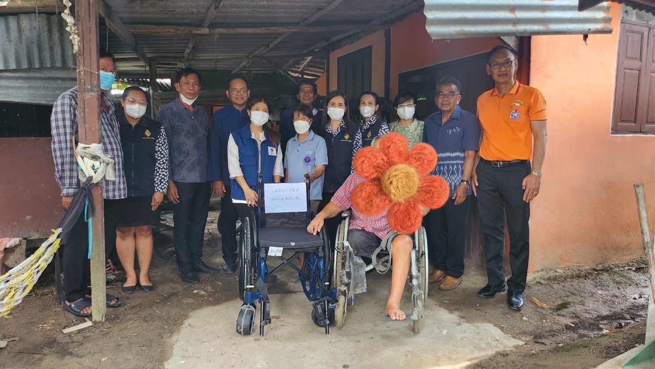 ? พช.บ้านนา จังหวัดนครนายก  มอบรถ Wheel Chair แก่ผู้พิการ