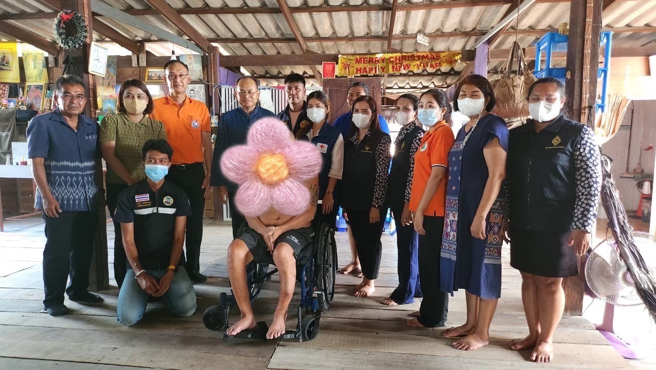 ? พช.บ้านนา จังหวัดนครนายก  มอบรถ Wheel Chair แก่ผู้พิการ