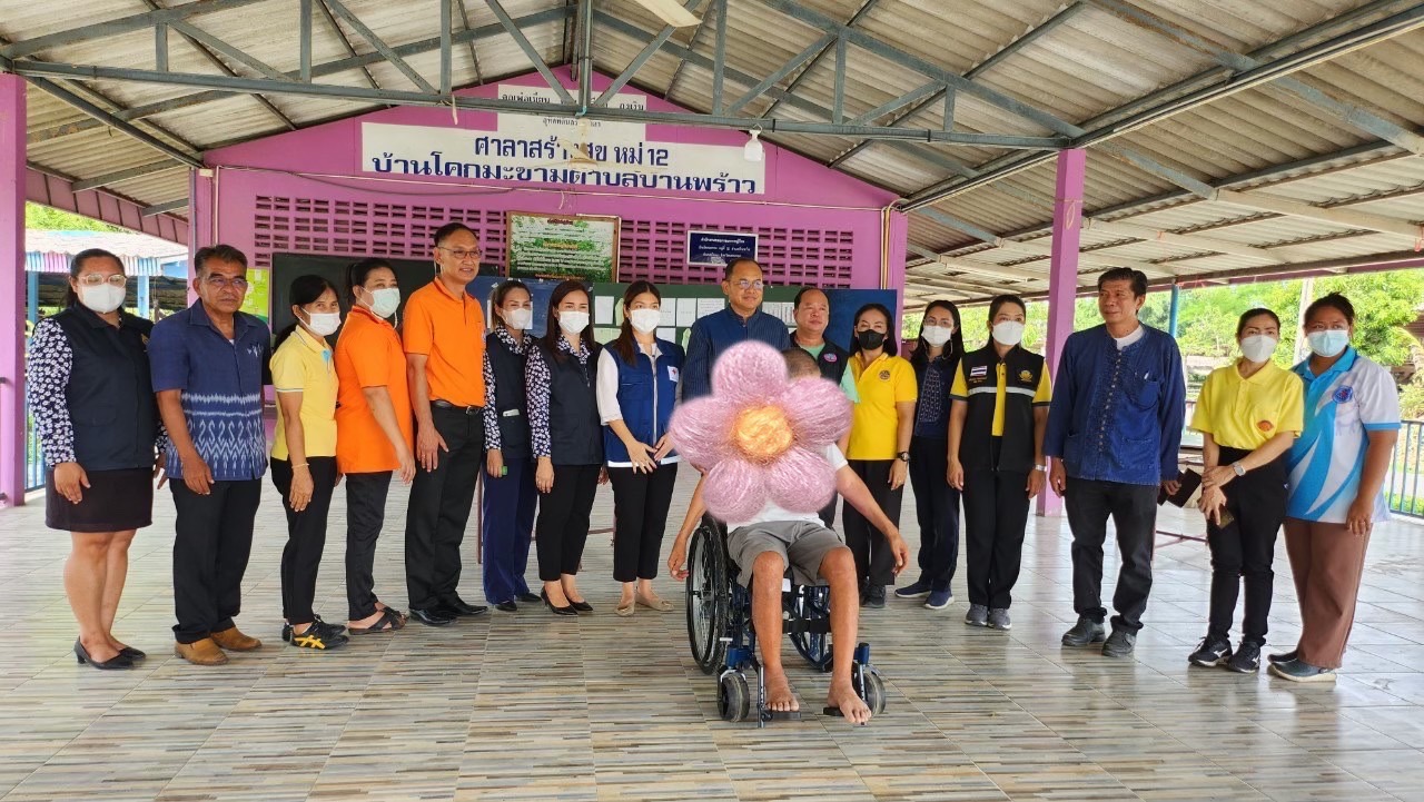 ? พช.บ้านนา จังหวัดนครนายก  มอบรถ Wheel Chair แก่ผู้พิการ
