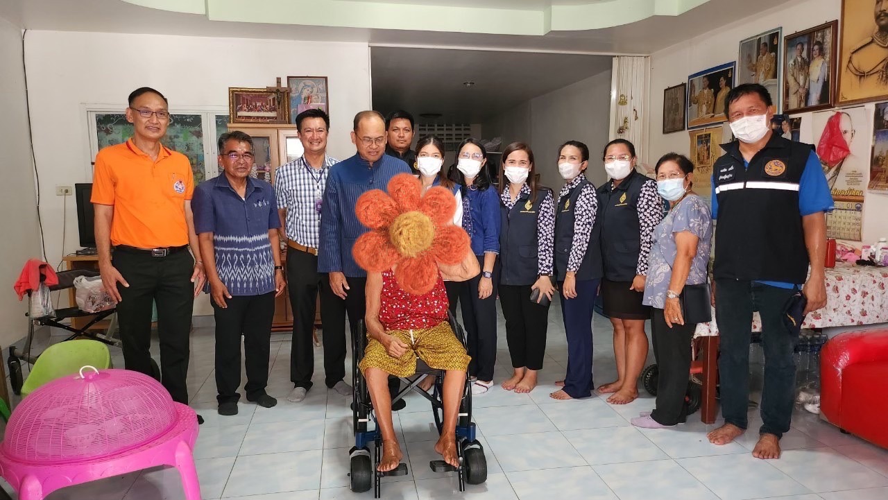 ? พช.บ้านนา จังหวัดนครนายก  มอบรถ Wheel Chair แก่ผู้พิการ