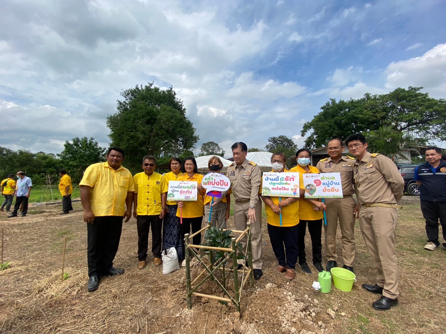 ? พช.บ้านนา จ.นครนายก : ผู้ว่าฯ นครนายกตรวจเยี่ยมการดำเนินโครงการ หนึ่งตำบล หนึ่งหมู่บ้านยั่งยืน
