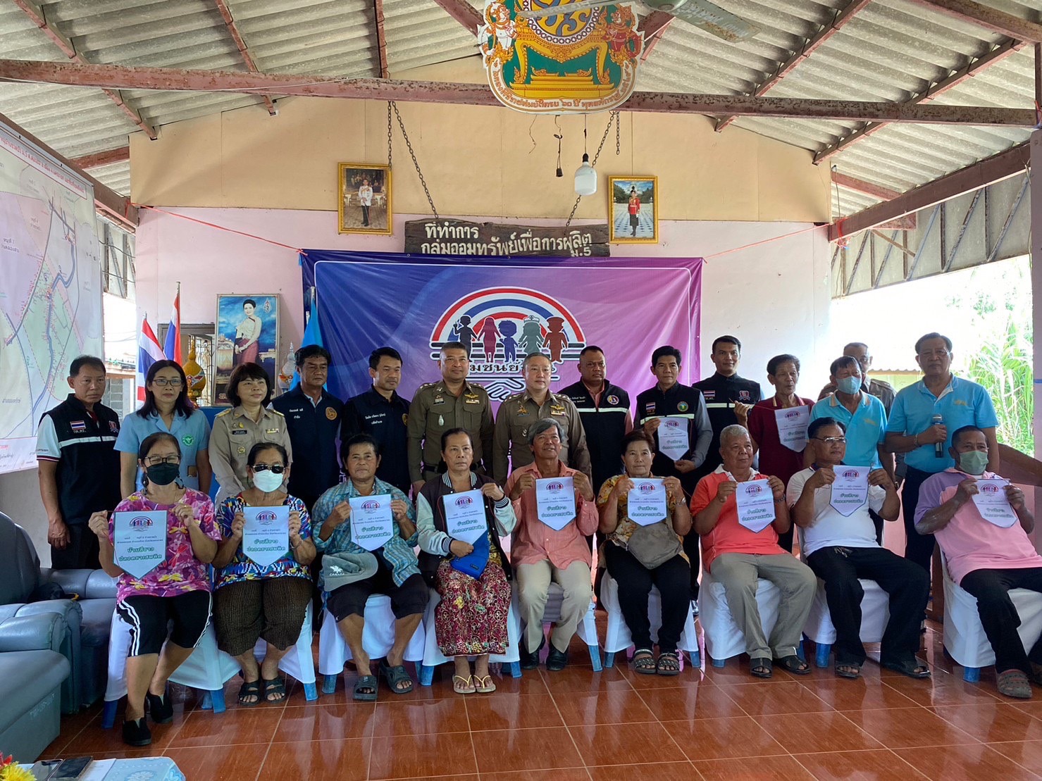 …พช.นครนายก : สพอ.เมืองนครนายก ร่วมพิธีมอบธงสัญลักษณ์ครัวเรือนปลอดภัยจากยาเสพติด  กองทุนแม่ของแผ่นดินบ้านชวดบัว หมู่ที่ 5 ตำบลดอนยอ อำเภอเมืองนครนายก จังหวัดนครนายก