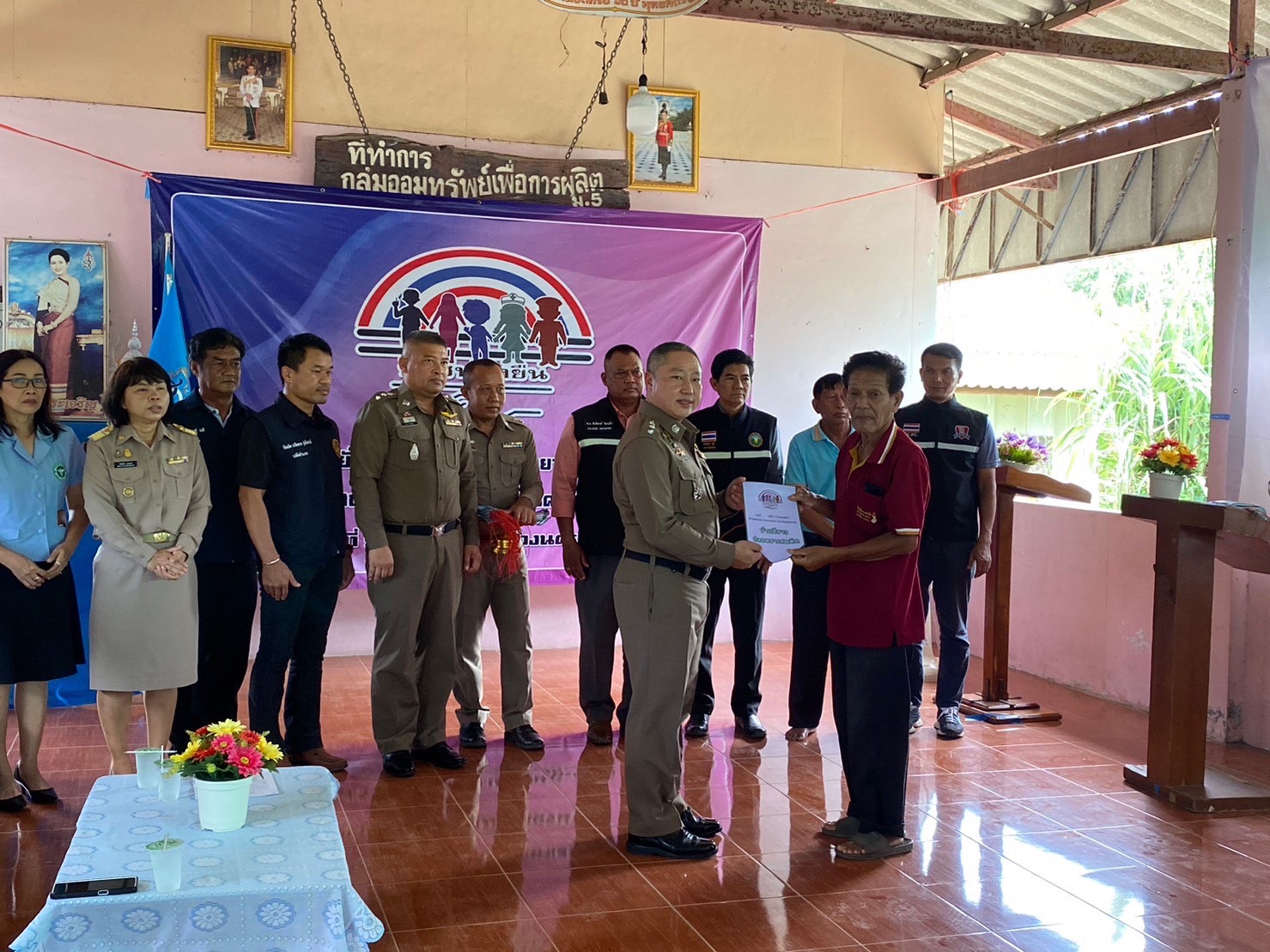 …พช.นครนายก : สพอ.เมืองนครนายก ร่วมพิธีมอบธงสัญลักษณ์ครัวเรือนปลอดภัยจากยาเสพติด  กองทุนแม่ของแผ่นดินบ้านชวดบัว หมู่ที่ 5 ตำบลดอนยอ อำเภอเมืองนครนายก จังหวัดนครนายก
