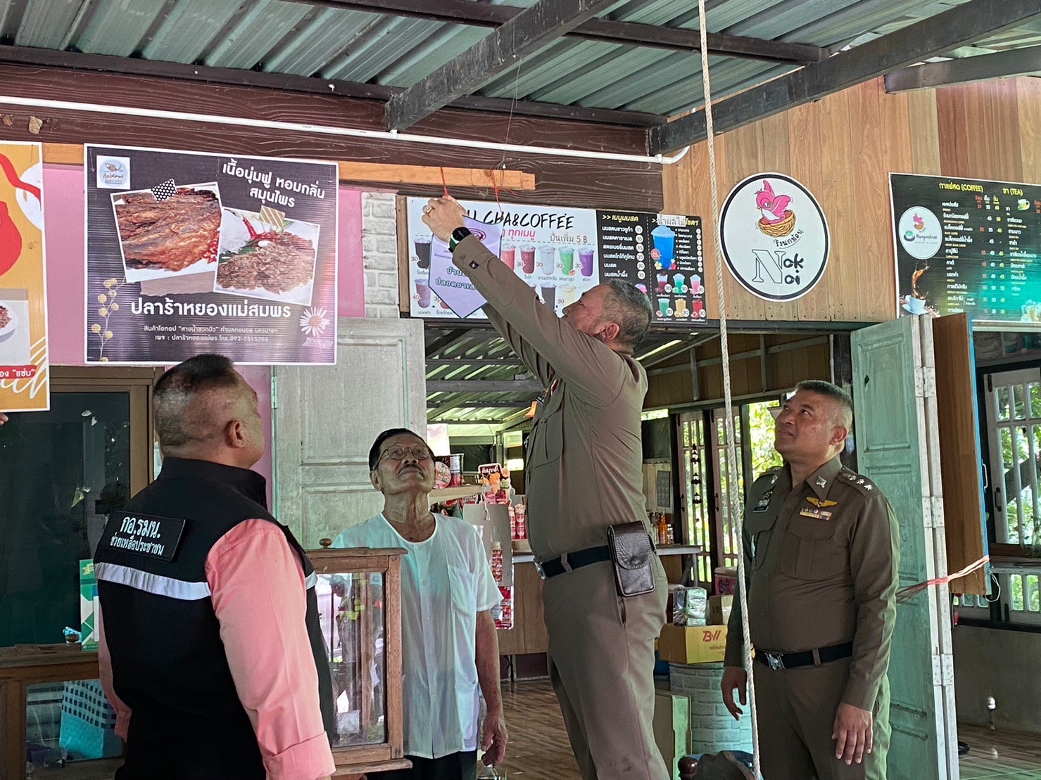 …พช.นครนายก : สพอ.เมืองนครนายก ร่วมพิธีมอบธงสัญลักษณ์ครัวเรือนปลอดภัยจากยาเสพติด  กองทุนแม่ของแผ่นดินบ้านชวดบัว หมู่ที่ 5 ตำบลดอนยอ อำเภอเมืองนครนายก จังหวัดนครนายก