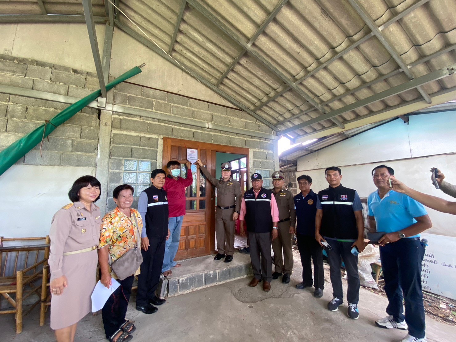 …พช.นครนายก : สพอ.เมืองนครนายก ร่วมพิธีมอบธงสัญลักษณ์ครัวเรือนปลอดภัยจากยาเสพติด  กองทุนแม่ของแผ่นดินบ้านชวดบัว หมู่ที่ 5 ตำบลดอนยอ อำเภอเมืองนครนายก จังหวัดนครนายก