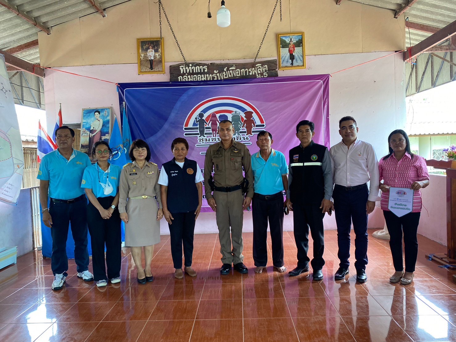 …พช.นครนายก : สพอ.เมืองนครนายก ร่วมพิธีมอบธงสัญลักษณ์ครัวเรือนปลอดภัยจากยาเสพติด  กองทุนแม่ของแผ่นดินบ้านชวดบัว หมู่ที่ 5 ตำบลดอนยอ อำเภอเมืองนครนายก จังหวัดนครนายก